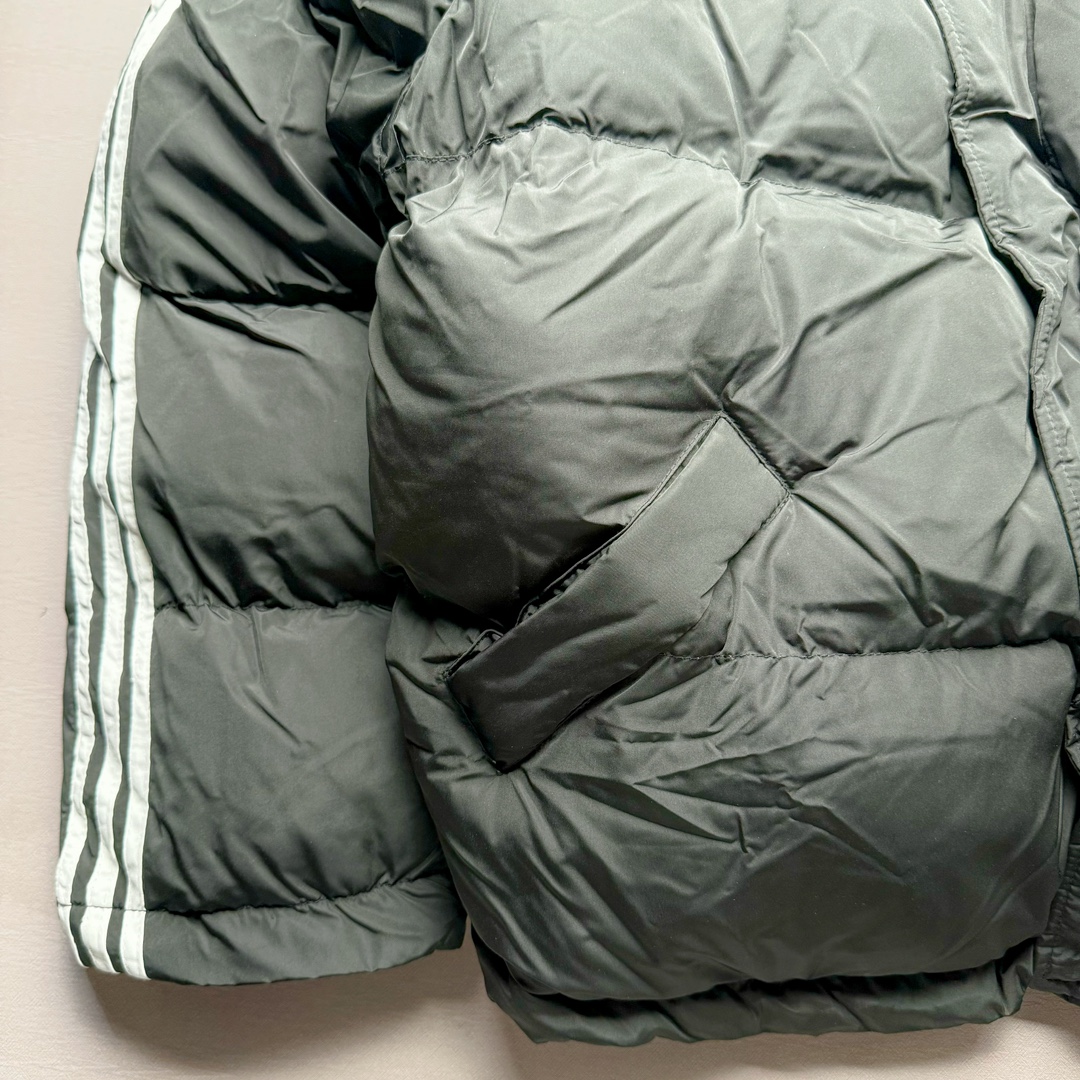 图片[8]-Adidas Originals x Balenciaga 巴黎世家三叶草联名款条纹饰Logo印花立领夹克外套面包服 原版第一时间2.3w购入开发 面料采用原版一致200D棉感记忆性面料 定制周期15天 后期做了原版一致过胶工艺 完美的防水去污 内里采用400D双层胆布外加双层针棉 内里填充800g新疆长绒棉 整件衣服的包裹性保暖性 极其之高 单间最小码重量4斤 印花采用日本进口胶浆印花后期做了仿生华工艺 定制五金 新款五金全部开版定制 松紧绳原版一致带logo印花 真正还原原滋原味 区别市面垃圾版本 尺码：S M L-选品中心