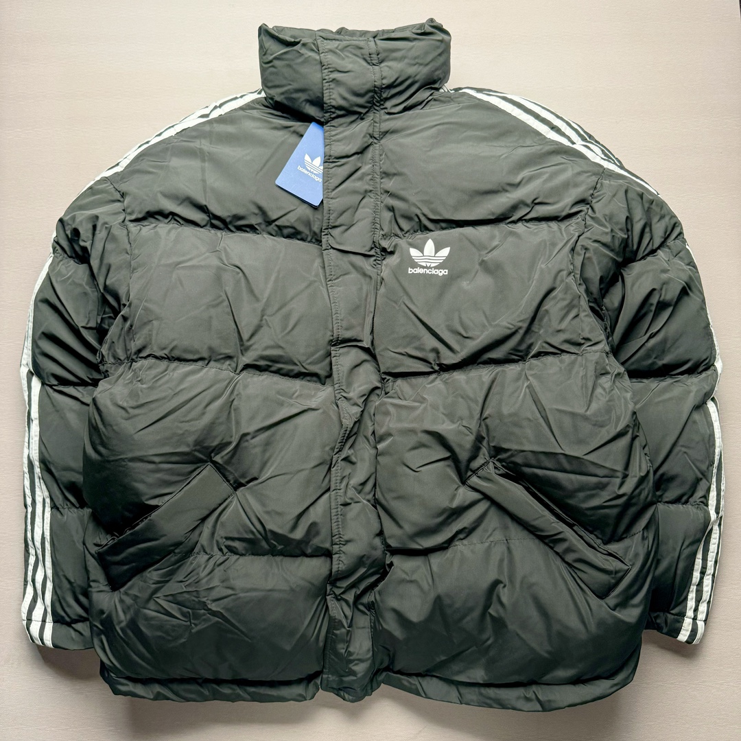 Adidas Originals x Balenciaga 巴黎世家三叶草联名款条纹饰Logo印花立领夹克外套面包服 原版第一时间2.3w购入开发 面料采用原版一致200D棉感记忆性面料 定制周期15天 后期做了原版一致过胶工艺 完美的防水去污 内里采用400D双层胆布外加双层针棉 内里填充800g新疆长绒棉 整件衣服的包裹性保暖性 极其之高 单间最小码重量4斤 印花采用日本进口胶浆印花后期做了仿生华工艺 定制五金 新款五金全部开版定制 松紧绳原版一致带logo印花 真正还原原滋原味 区别市面垃圾版本 尺码：S M L-选品中心