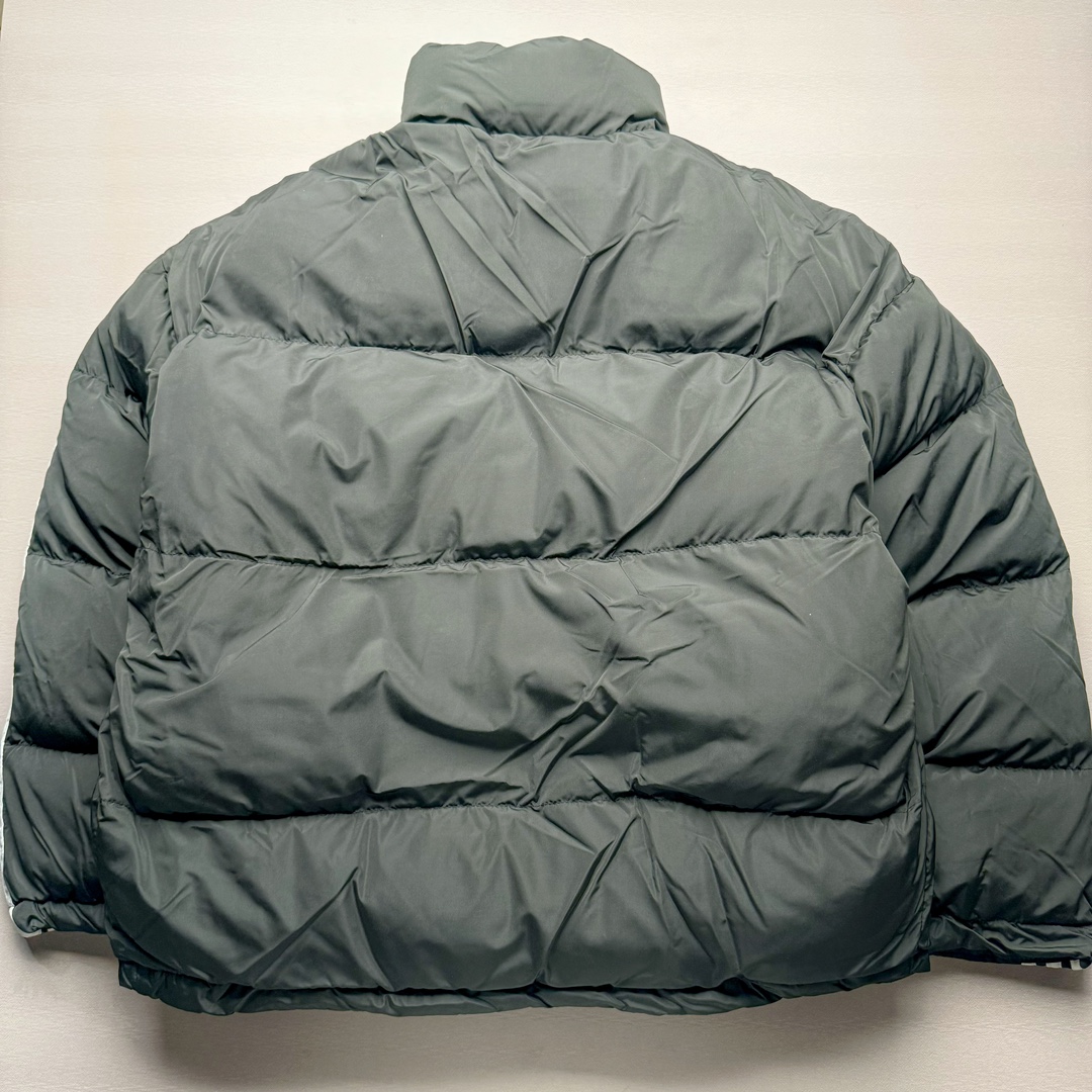 图片[2]-Adidas Originals x Balenciaga 巴黎世家三叶草联名款条纹饰Logo印花立领夹克外套面包服 原版第一时间2.3w购入开发 面料采用原版一致200D棉感记忆性面料 定制周期15天 后期做了原版一致过胶工艺 完美的防水去污 内里采用400D双层胆布外加双层针棉 内里填充800g新疆长绒棉 整件衣服的包裹性保暖性 极其之高 单间最小码重量4斤 印花采用日本进口胶浆印花后期做了仿生华工艺 定制五金 新款五金全部开版定制 松紧绳原版一致带logo印花 真正还原原滋原味 区别市面垃圾版本 尺码：S M L-选品中心