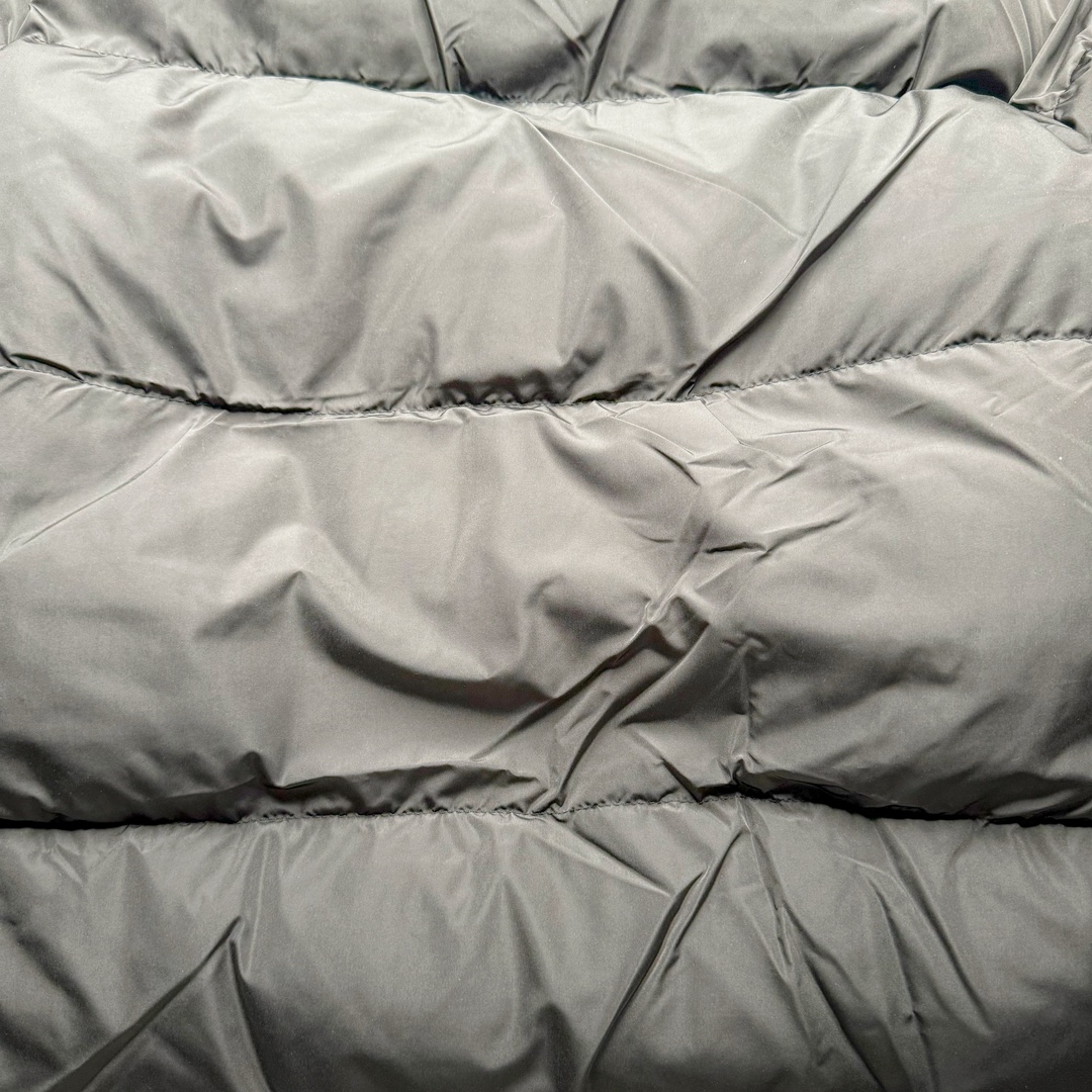 图片[7]-Adidas Originals x Balenciaga 巴黎世家三叶草联名款条纹饰Logo印花立领夹克外套面包服 原版第一时间2.3w购入开发 面料采用原版一致200D棉感记忆性面料 定制周期15天 后期做了原版一致过胶工艺 完美的防水去污 内里采用400D双层胆布外加双层针棉 内里填充800g新疆长绒棉 整件衣服的包裹性保暖性 极其之高 单间最小码重量4斤 印花采用日本进口胶浆印花后期做了仿生华工艺 定制五金 新款五金全部开版定制 松紧绳原版一致带logo印花 真正还原原滋原味 区别市面垃圾版本 尺码：S M L-选品中心