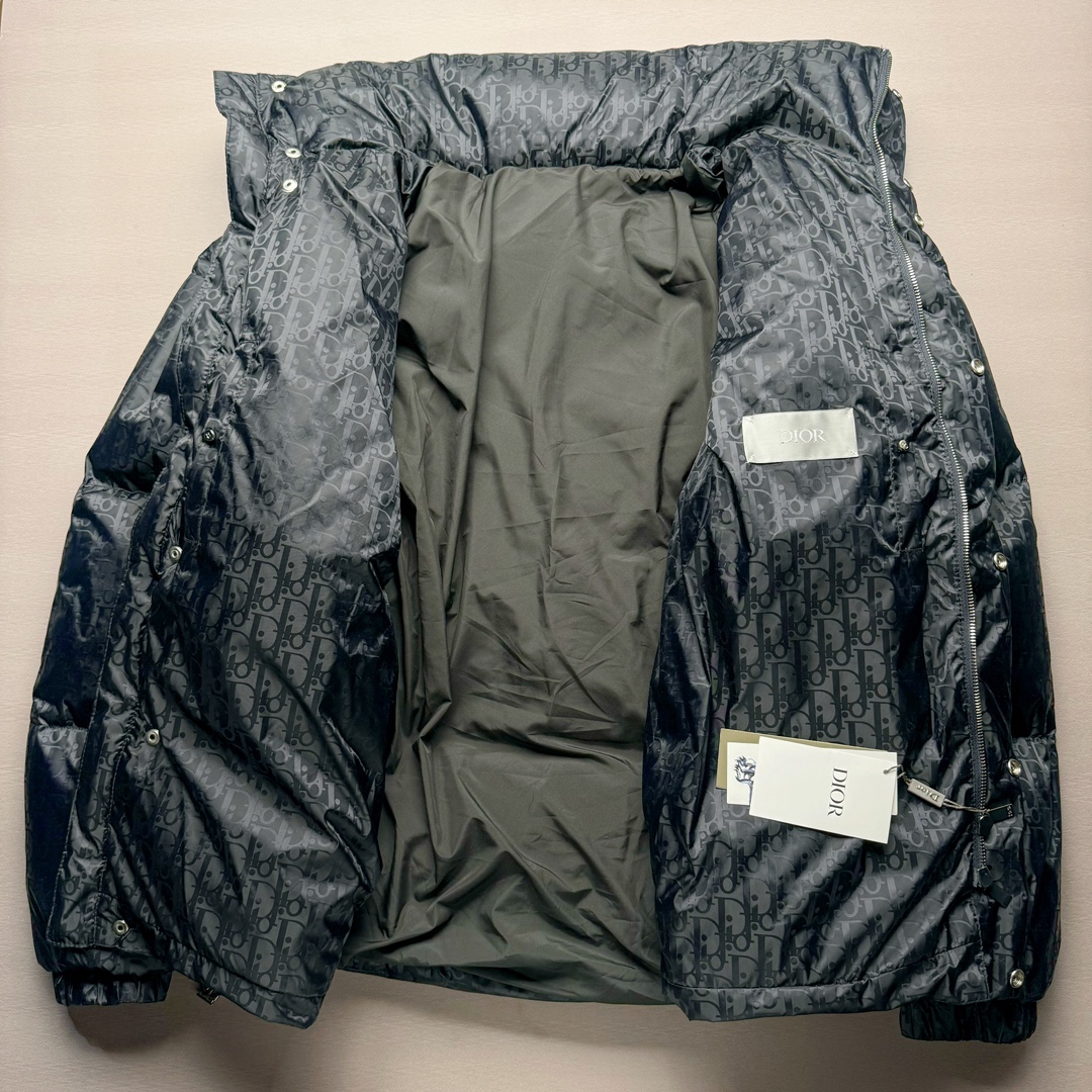 图片[11]-GUCCI FW22 古驰红绿织带图案满印保暖连帽单排扣长袖羽绒服 原22100购入 面料定织提花高密尼丝纺防水材质 填充采用RDS认证高品质国标580克90鹅绒填充 保持羽绒原本的柔软性弹性与手感 三层防钻统面料 四层锁绒工艺 侧边采用定织芝麻纹织带位置左右对称 反光条为定织弹力带 开模正古银四合扣及拉链 全套定制辅料 做工细节非常完美 尺码：42 44 46 48-选品中心