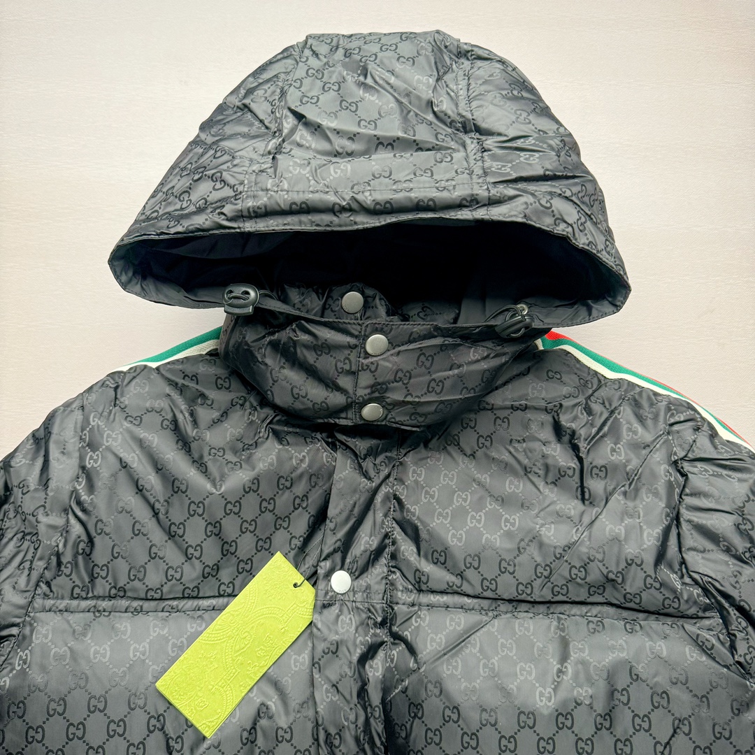 图片[3]-GUCCI FW22 古驰红绿织带图案满印保暖连帽单排扣长袖羽绒服 原22100购入 面料定织提花高密尼丝纺防水材质 填充采用RDS认证高品质国标580克90鹅绒填充 保持羽绒原本的柔软性弹性与手感 三层防钻统面料 四层锁绒工艺 侧边采用定织芝麻纹织带位置左右对称 反光条为定织弹力带 开模正古银四合扣及拉链 全套定制辅料 做工细节非常完美 尺码：42 44 46 48-选品中心