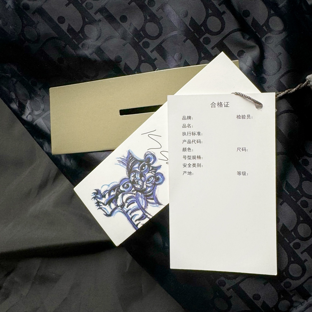 图片[13]-GUCCI FW22 古驰红绿织带图案满印保暖连帽单排扣长袖羽绒服 原22100购入 面料定织提花高密尼丝纺防水材质 填充采用RDS认证高品质国标580克90鹅绒填充 保持羽绒原本的柔软性弹性与手感 三层防钻统面料 四层锁绒工艺 侧边采用定织芝麻纹织带位置左右对称 反光条为定织弹力带 开模正古银四合扣及拉链 全套定制辅料 做工细节非常完美 尺码：42 44 46 48-选品中心