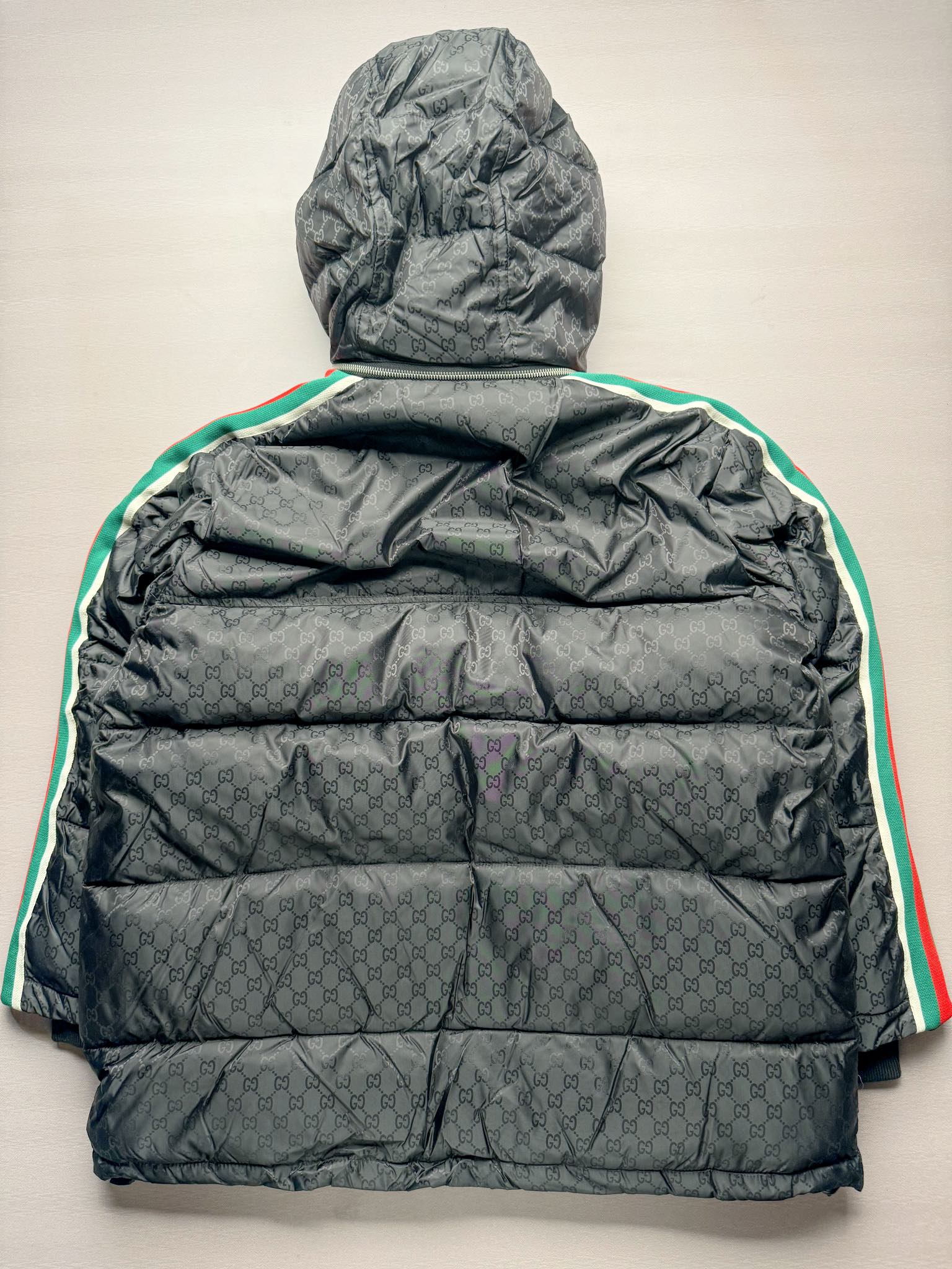 图片[2]-GUCCI FW22 古驰红绿织带图案满印保暖连帽单排扣长袖羽绒服 原22100购入 面料定织提花高密尼丝纺防水材质 填充采用RDS认证高品质国标580克90鹅绒填充 保持羽绒原本的柔软性弹性与手感 三层防钻统面料 四层锁绒工艺 侧边采用定织芝麻纹织带位置左右对称 反光条为定织弹力带 开模正古银四合扣及拉链 全套定制辅料 做工细节非常完美 尺码：42 44 46 48-选品中心