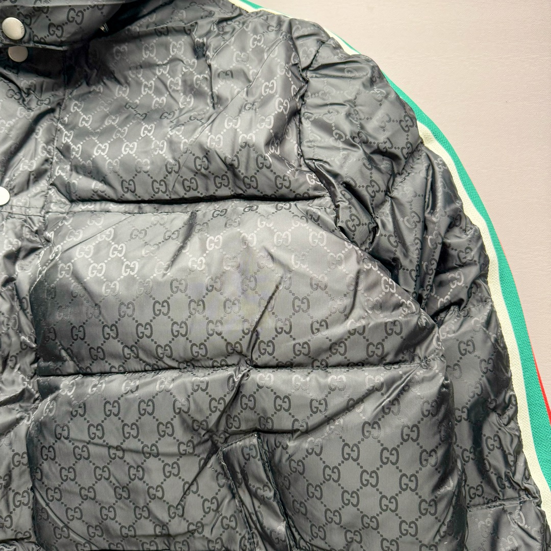 图片[6]-GUCCI FW22 古驰红绿织带图案满印保暖连帽单排扣长袖羽绒服 原22100购入 面料定织提花高密尼丝纺防水材质 填充采用RDS认证高品质国标580克90鹅绒填充 保持羽绒原本的柔软性弹性与手感 三层防钻统面料 四层锁绒工艺 侧边采用定织芝麻纹织带位置左右对称 反光条为定织弹力带 开模正古银四合扣及拉链 全套定制辅料 做工细节非常完美 尺码：42 44 46 48-选品中心