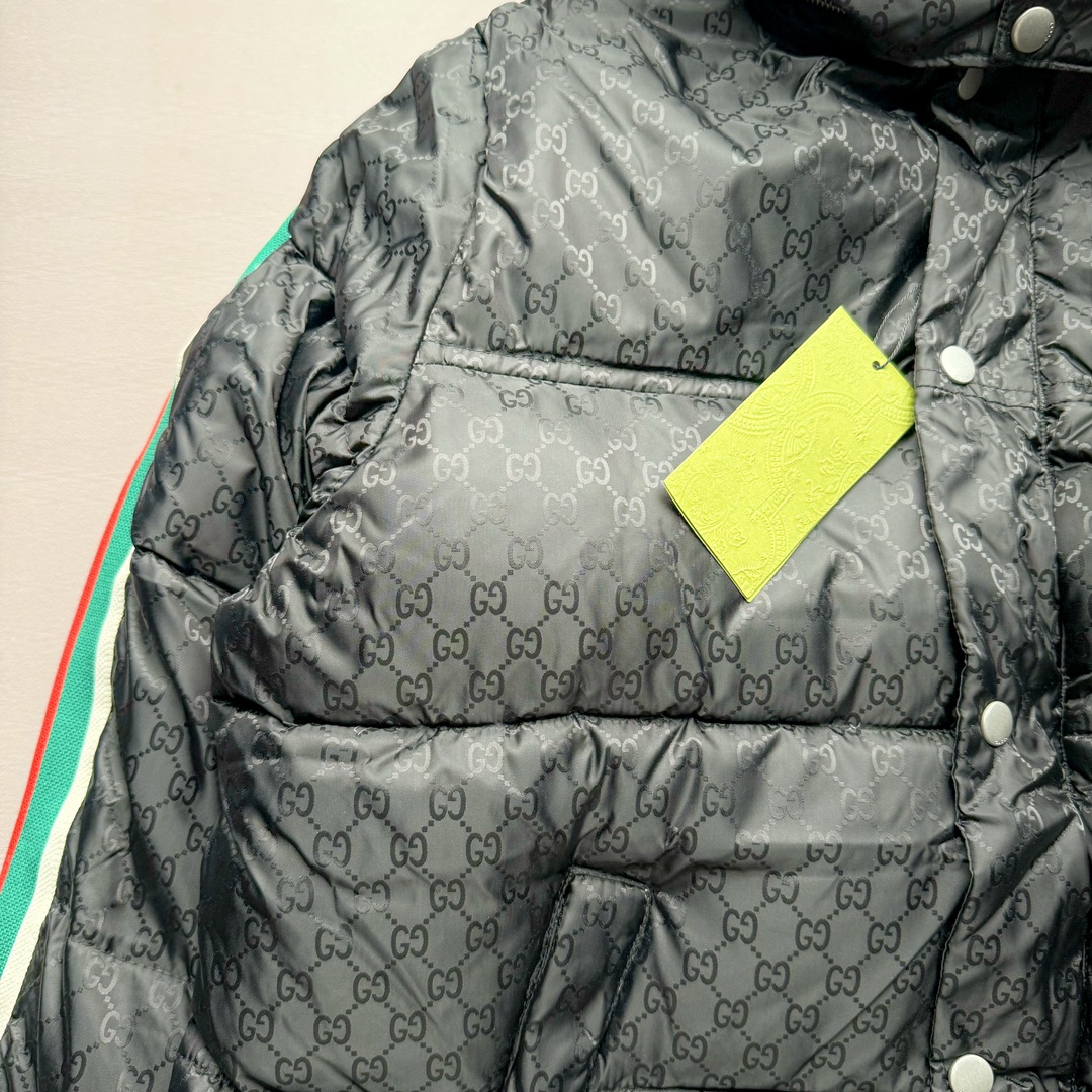 图片[5]-GUCCI FW22 古驰红绿织带图案满印保暖连帽单排扣长袖羽绒服 原22100购入 面料定织提花高密尼丝纺防水材质 填充采用RDS认证高品质国标580克90鹅绒填充 保持羽绒原本的柔软性弹性与手感 三层防钻统面料 四层锁绒工艺 侧边采用定织芝麻纹织带位置左右对称 反光条为定织弹力带 开模正古银四合扣及拉链 全套定制辅料 做工细节非常完美 尺码：42 44 46 48-选品中心