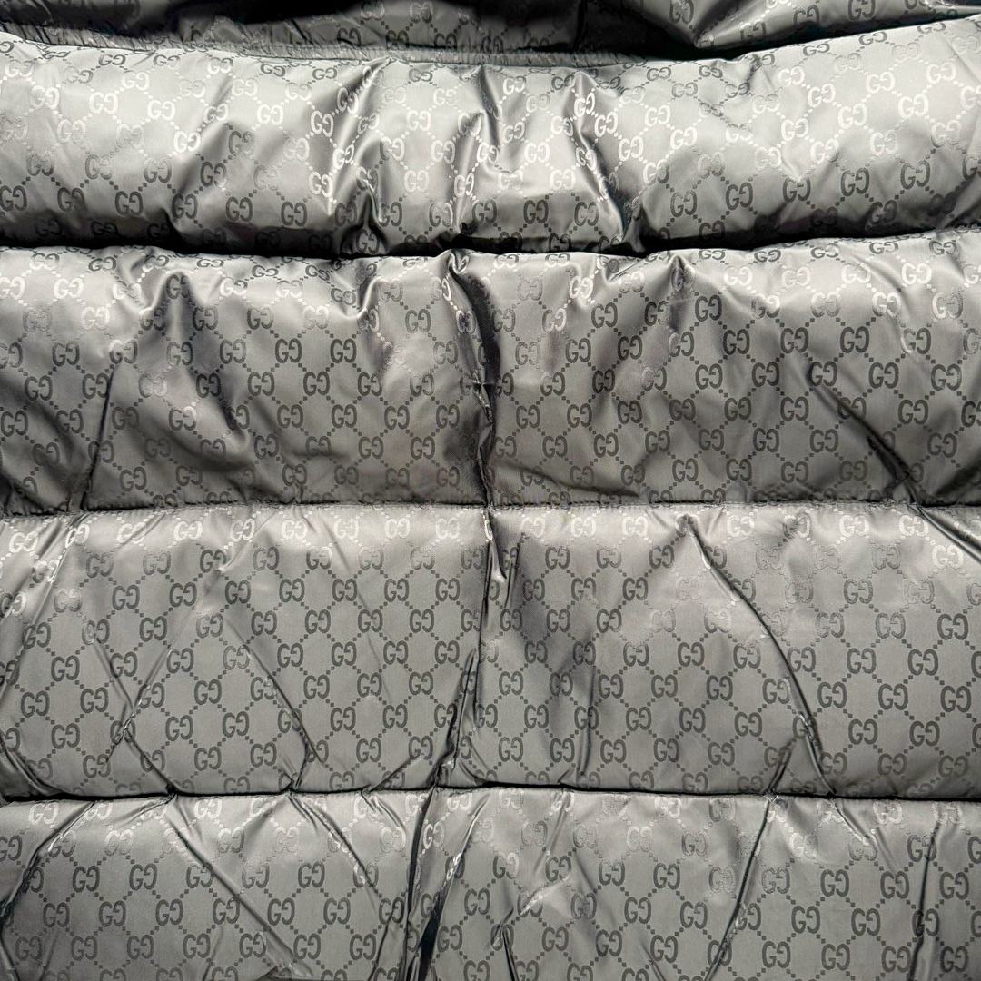 图片[9]-GUCCI FW22 古驰红绿织带图案满印保暖连帽单排扣长袖羽绒服 原22100购入 面料定织提花高密尼丝纺防水材质 填充采用RDS认证高品质国标580克90鹅绒填充 保持羽绒原本的柔软性弹性与手感 三层防钻统面料 四层锁绒工艺 侧边采用定织芝麻纹织带位置左右对称 反光条为定织弹力带 开模正古银四合扣及拉链 全套定制辅料 做工细节非常完美 尺码：42 44 46 48-选品中心