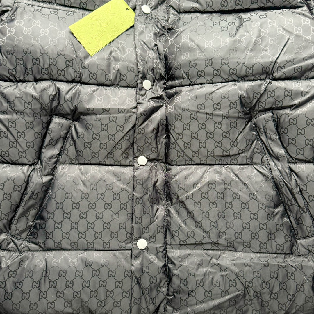 图片[10]-GUCCI FW22 古驰红绿织带图案满印保暖连帽单排扣长袖羽绒服 原22100购入 面料定织提花高密尼丝纺防水材质 填充采用RDS认证高品质国标580克90鹅绒填充 保持羽绒原本的柔软性弹性与手感 三层防钻统面料 四层锁绒工艺 侧边采用定织芝麻纹织带位置左右对称 反光条为定织弹力带 开模正古银四合扣及拉链 全套定制辅料 做工细节非常完美 尺码：42 44 46 48-选品中心