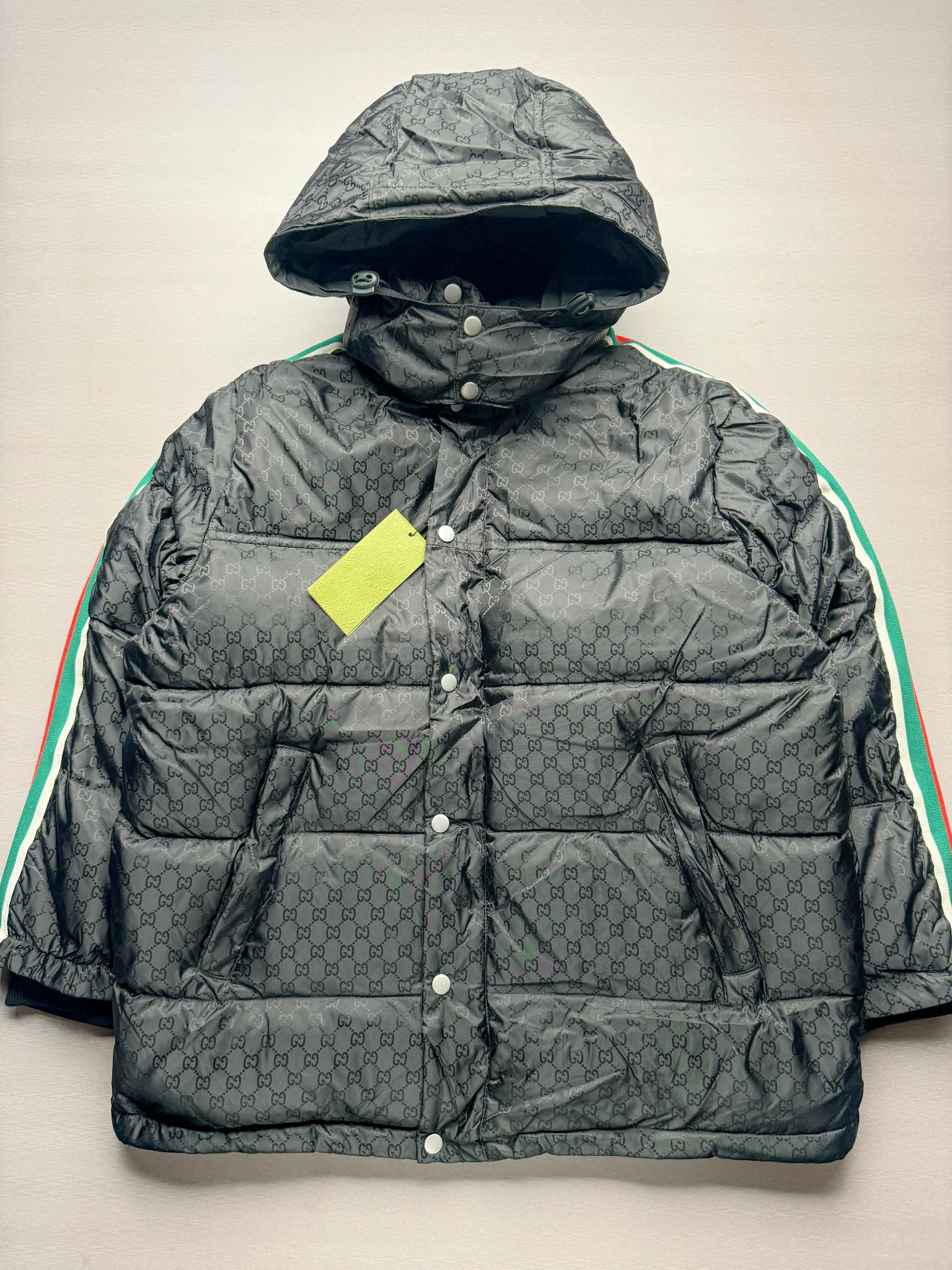 GUCCI FW22 古驰红绿织带图案满印保暖连帽单排扣长袖羽绒服 原22100购入 面料定织提花高密尼丝纺防水材质 填充采用RDS认证高品质国标580克90鹅绒填充 保持羽绒原本的柔软性弹性与手感 三层防钻统面料 四层锁绒工艺 侧边采用定织芝麻纹织带位置左右对称 反光条为定织弹力带 开模正古银四合扣及拉链 全套定制辅料 做工细节非常完美 尺码：42 44 46 48-选品中心