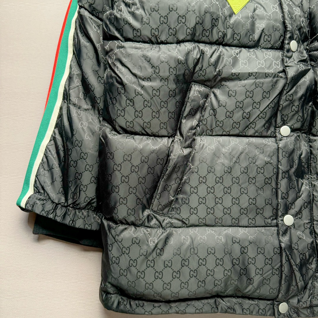 图片[8]-GUCCI FW22 古驰红绿织带图案满印保暖连帽单排扣长袖羽绒服 原22100购入 面料定织提花高密尼丝纺防水材质 填充采用RDS认证高品质国标580克90鹅绒填充 保持羽绒原本的柔软性弹性与手感 三层防钻统面料 四层锁绒工艺 侧边采用定织芝麻纹织带位置左右对称 反光条为定织弹力带 开模正古银四合扣及拉链 全套定制辅料 做工细节非常完美 尺码：42 44 46 48-选品中心