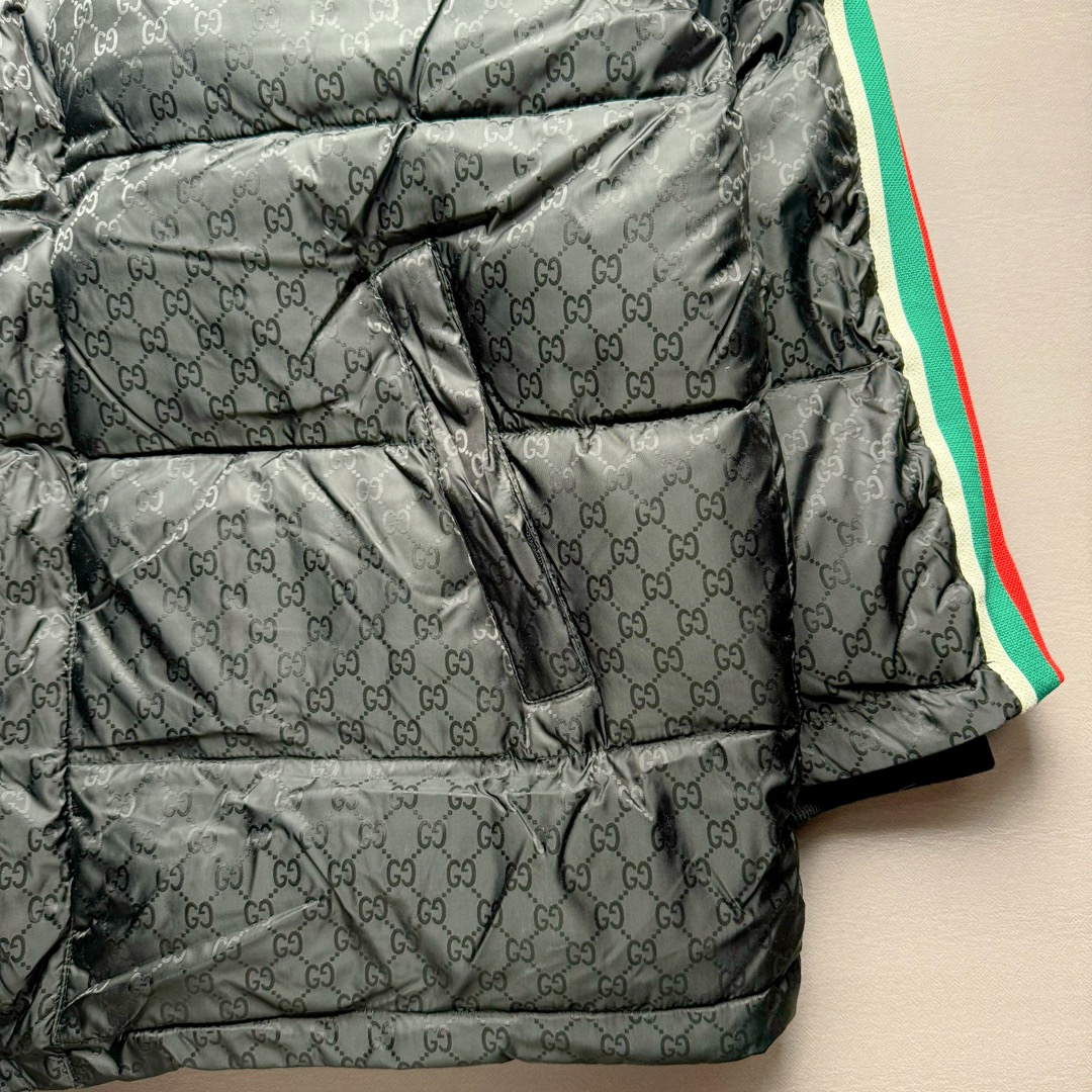 图片[7]-GUCCI FW22 古驰红绿织带图案满印保暖连帽单排扣长袖羽绒服 原22100购入 面料定织提花高密尼丝纺防水材质 填充采用RDS认证高品质国标580克90鹅绒填充 保持羽绒原本的柔软性弹性与手感 三层防钻统面料 四层锁绒工艺 侧边采用定织芝麻纹织带位置左右对称 反光条为定织弹力带 开模正古银四合扣及拉链 全套定制辅料 做工细节非常完美 尺码：42 44 46 48-选品中心