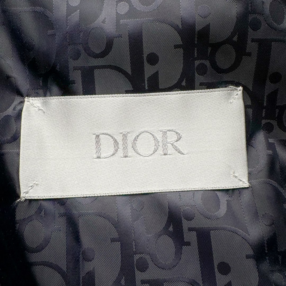 图片[12]-GUCCI FW22 古驰红绿织带图案满印保暖连帽单排扣长袖羽绒服 原22100购入 面料定织提花高密尼丝纺防水材质 填充采用RDS认证高品质国标580克90鹅绒填充 保持羽绒原本的柔软性弹性与手感 三层防钻统面料 四层锁绒工艺 侧边采用定织芝麻纹织带位置左右对称 反光条为定织弹力带 开模正古银四合扣及拉链 全套定制辅料 做工细节非常完美 尺码：42 44 46 48-选品中心