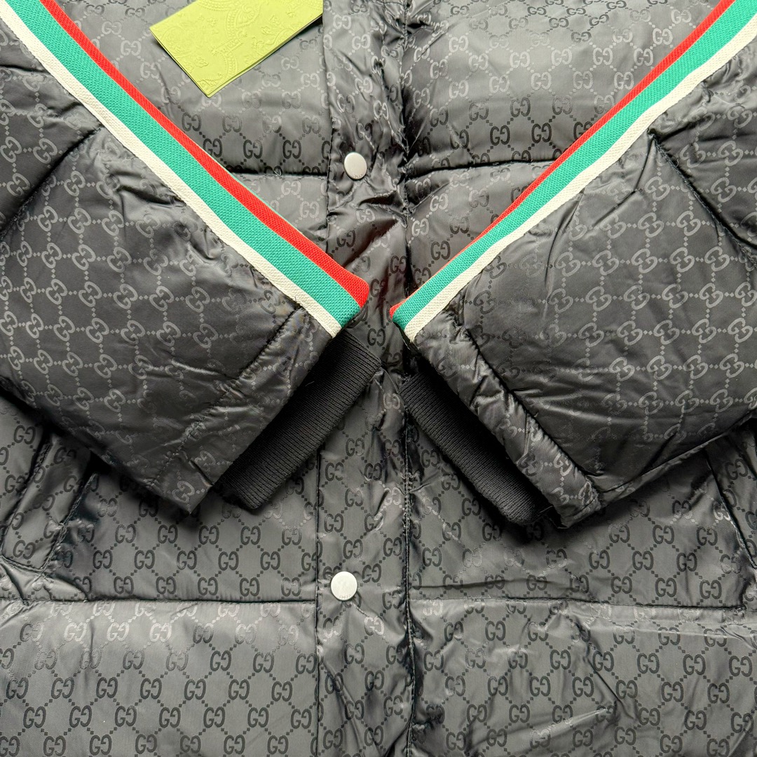 图片[4]-GUCCI FW22 古驰红绿织带图案满印保暖连帽单排扣长袖羽绒服 原22100购入 面料定织提花高密尼丝纺防水材质 填充采用RDS认证高品质国标580克90鹅绒填充 保持羽绒原本的柔软性弹性与手感 三层防钻统面料 四层锁绒工艺 侧边采用定织芝麻纹织带位置左右对称 反光条为定织弹力带 开模正古银四合扣及拉链 全套定制辅料 做工细节非常完美 尺码：42 44 46 48-选品中心