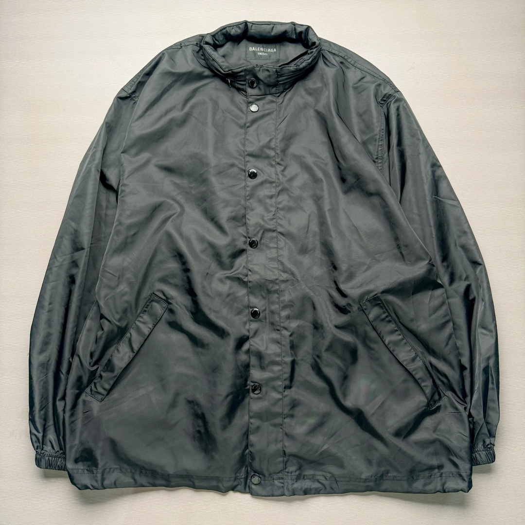 Balenciaga SS23 巴黎世家TAPE TYPE系列 Logo字母印花防晒连帽夹克外套 原23000购入 面料表用采用锦纶100%尼龙面料 内里增加夹棉进行复合薄棉300克 让整件衣服更加有维度 可乐前幅图案采用苞芯立体刺绣工艺 后幅为田岛机万针刺绣 开模刻字开合按扣 手臂褶皱堆叠效果 罗纹采用两种不同工艺进行双层编织 OS宽松廓形 上身有型质感好 凹造型必备单品 尺码:S M L-选品中心