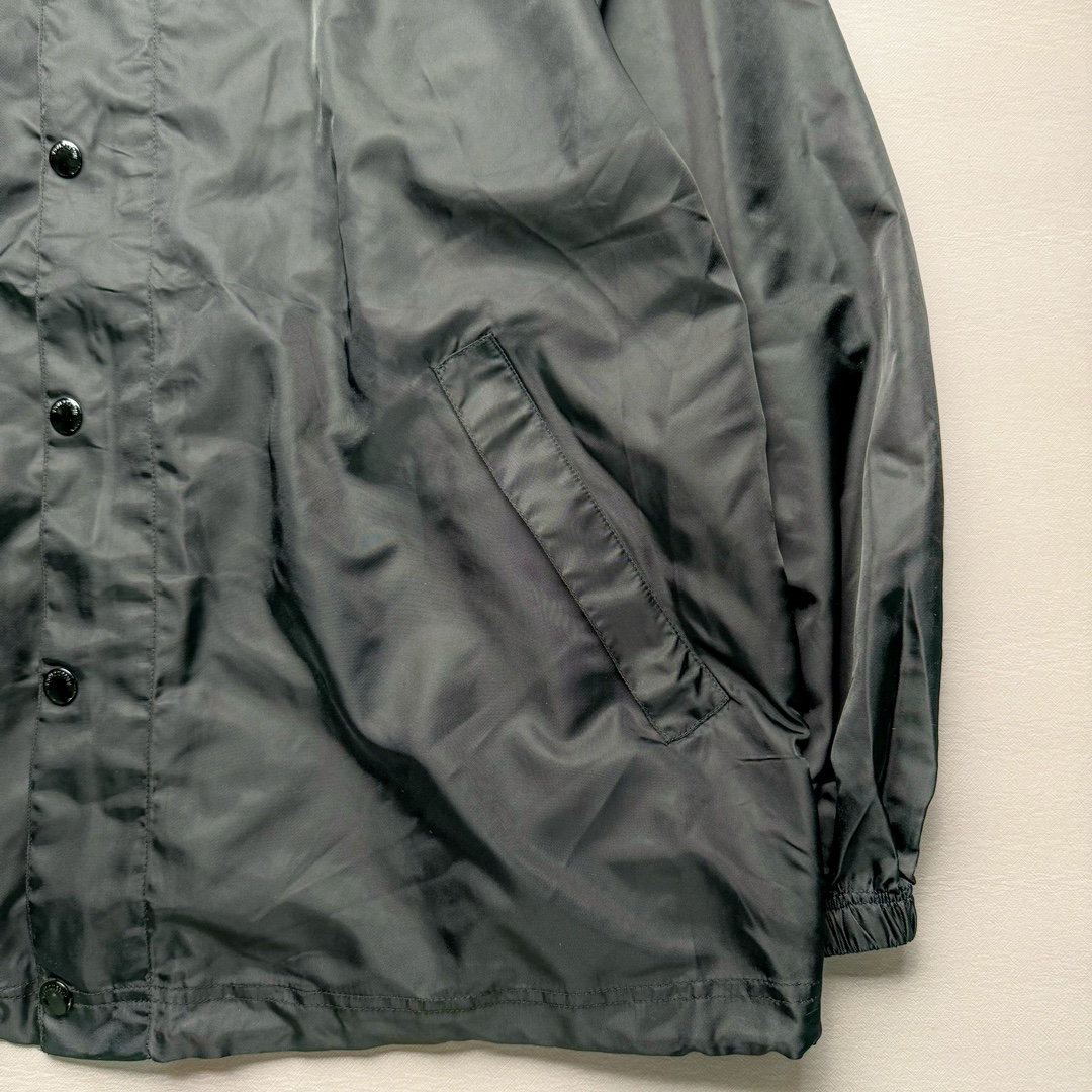 图片[6]-Balenciaga SS23 巴黎世家TAPE TYPE系列 Logo字母印花防晒连帽夹克外套 原23000购入 面料表用采用锦纶100%尼龙面料 内里增加夹棉进行复合薄棉300克 让整件衣服更加有维度 可乐前幅图案采用苞芯立体刺绣工艺 后幅为田岛机万针刺绣 开模刻字开合按扣 手臂褶皱堆叠效果 罗纹采用两种不同工艺进行双层编织 OS宽松廓形 上身有型质感好 凹造型必备单品 尺码：S M L-选品中心