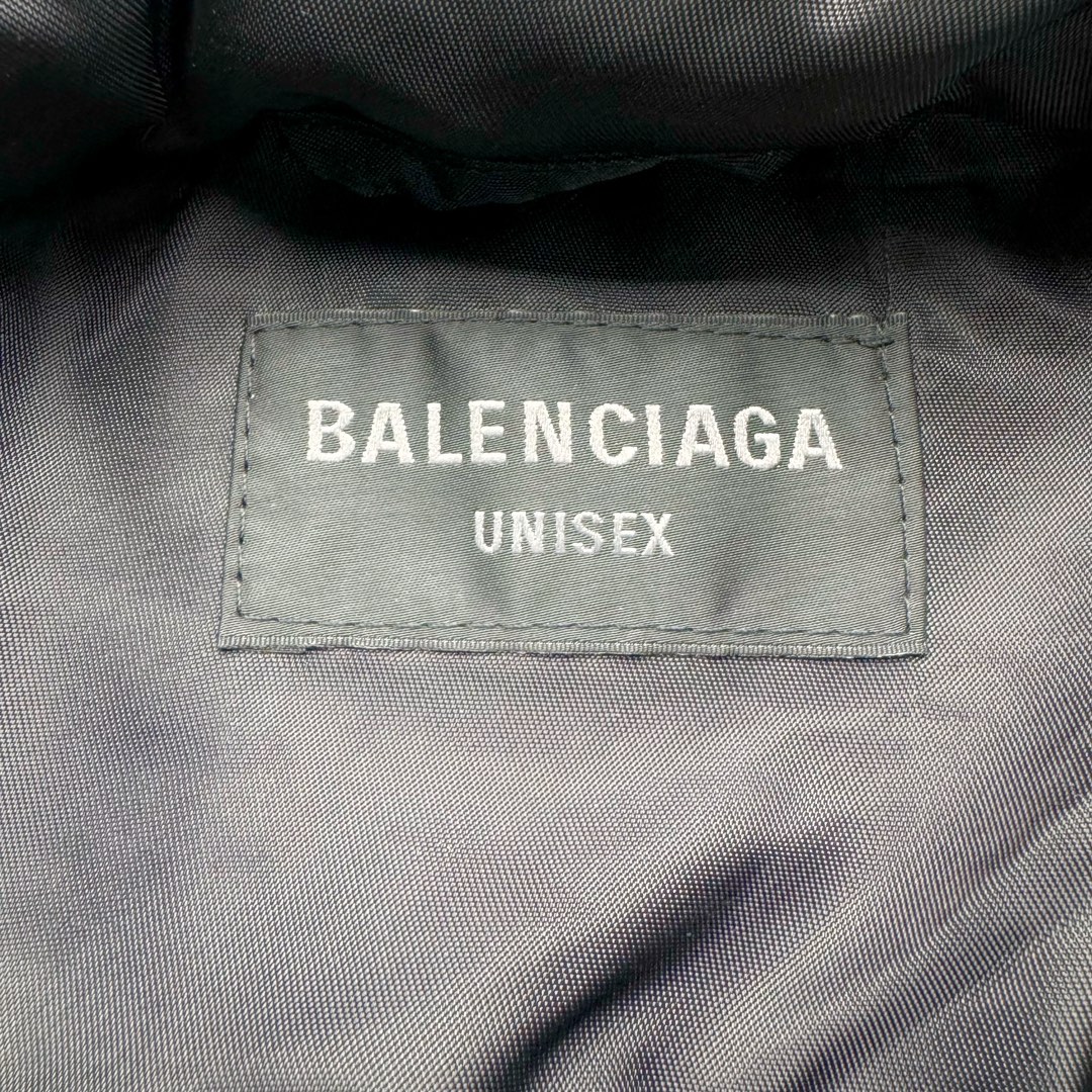 图片[9]-Balenciaga SS23 巴黎世家TAPE TYPE系列 Logo字母印花防晒连帽夹克外套 原23000购入 面料表用采用锦纶100%尼龙面料 内里增加夹棉进行复合薄棉300克 让整件衣服更加有维度 可乐前幅图案采用苞芯立体刺绣工艺 后幅为田岛机万针刺绣 开模刻字开合按扣 手臂褶皱堆叠效果 罗纹采用两种不同工艺进行双层编织 OS宽松廓形 上身有型质感好 凹造型必备单品 尺码：S M L-选品中心