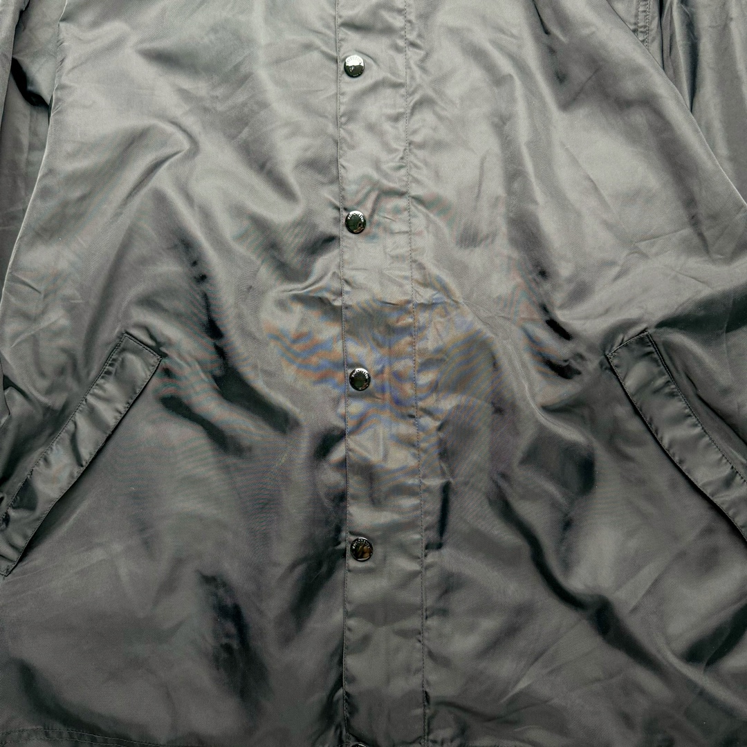 图片[5]-Balenciaga SS23 巴黎世家TAPE TYPE系列 Logo字母印花防晒连帽夹克外套 原23000购入 面料表用采用锦纶100%尼龙面料 内里增加夹棉进行复合薄棉300克 让整件衣服更加有维度 可乐前幅图案采用苞芯立体刺绣工艺 后幅为田岛机万针刺绣 开模刻字开合按扣 手臂褶皱堆叠效果 罗纹采用两种不同工艺进行双层编织 OS宽松廓形 上身有型质感好 凹造型必备单品 尺码：S M L-选品中心