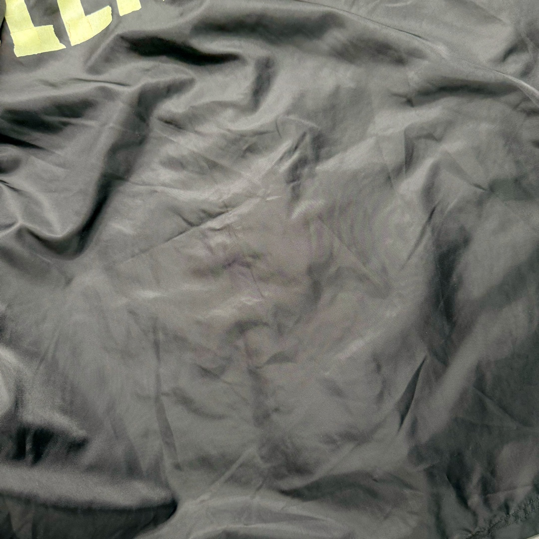 图片[11]-Balenciaga SS23 巴黎世家TAPE TYPE系列 Logo字母印花防晒连帽夹克外套 原23000购入 面料表用采用锦纶100%尼龙面料 内里增加夹棉进行复合薄棉300克 让整件衣服更加有维度 可乐前幅图案采用苞芯立体刺绣工艺 后幅为田岛机万针刺绣 开模刻字开合按扣 手臂褶皱堆叠效果 罗纹采用两种不同工艺进行双层编织 OS宽松廓形 上身有型质感好 凹造型必备单品 尺码：S M L-选品中心