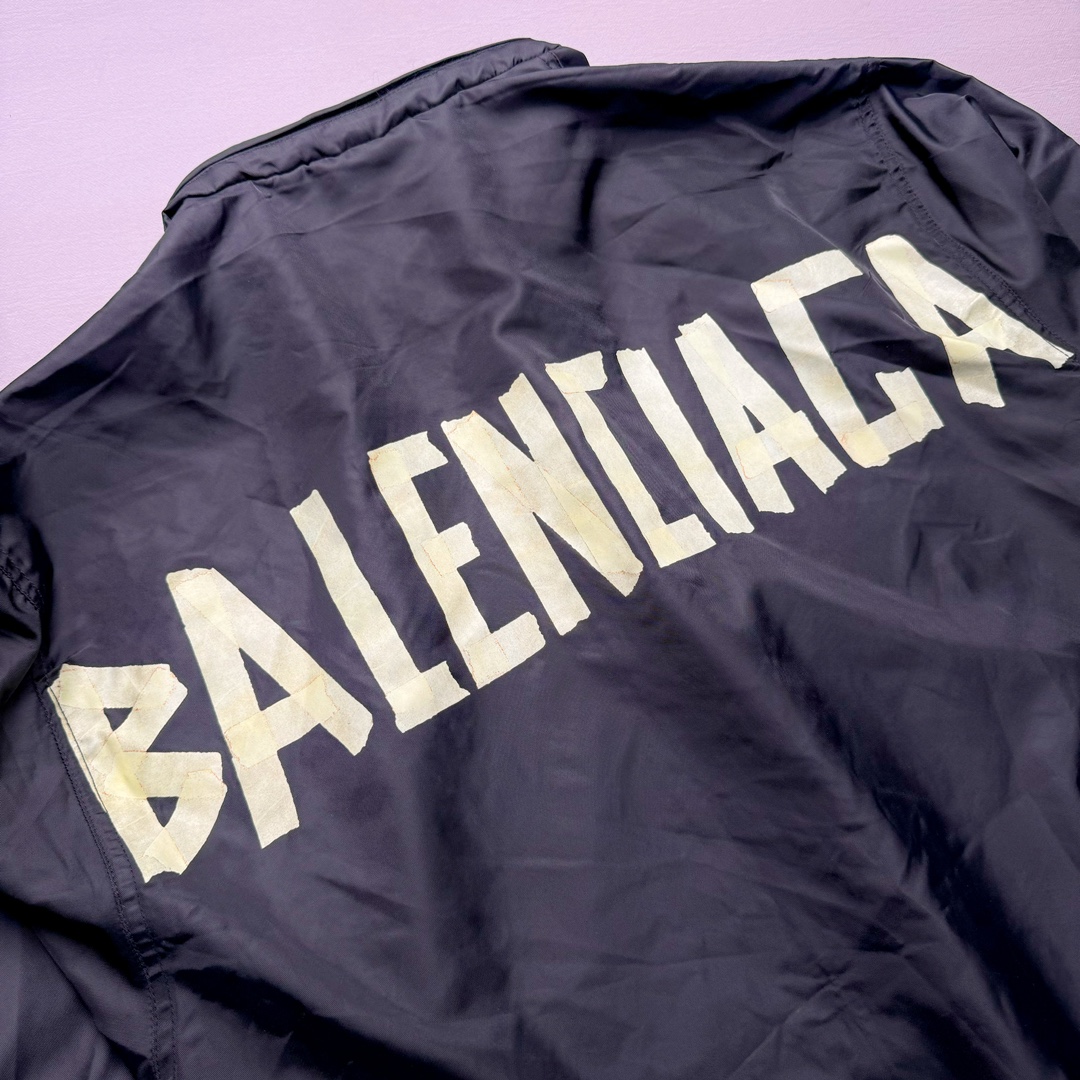 图片[10]-Balenciaga SS23 巴黎世家TAPE TYPE系列 Logo字母印花防晒连帽夹克外套 原23000购入 面料表用采用锦纶100%尼龙面料 内里增加夹棉进行复合薄棉300克 让整件衣服更加有维度 可乐前幅图案采用苞芯立体刺绣工艺 后幅为田岛机万针刺绣 开模刻字开合按扣 手臂褶皱堆叠效果 罗纹采用两种不同工艺进行双层编织 OS宽松廓形 上身有型质感好 凹造型必备单品 尺码：S M L-选品中心