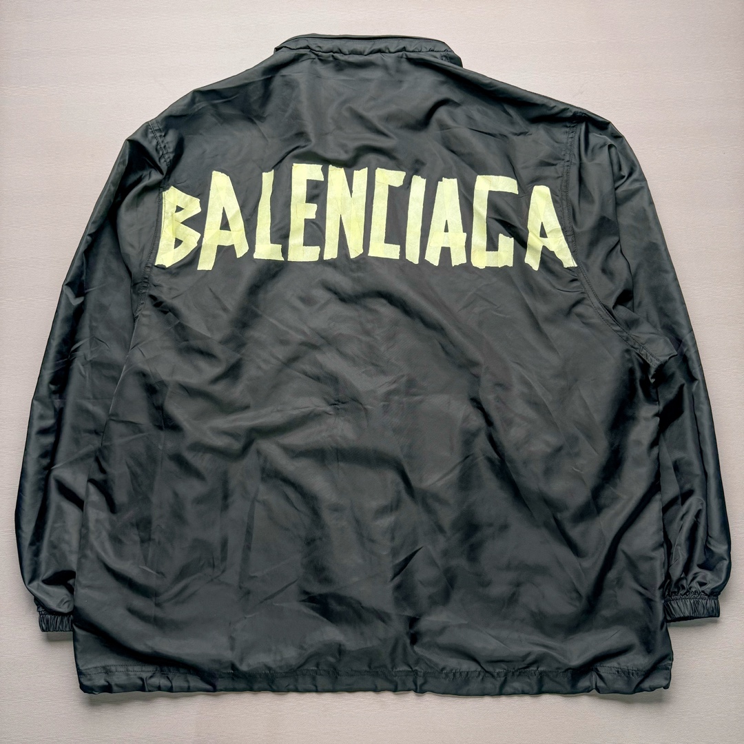 图片[2]-Balenciaga SS23 巴黎世家TAPE TYPE系列 Logo字母印花防晒连帽夹克外套 原23000购入 面料表用采用锦纶100%尼龙面料 内里增加夹棉进行复合薄棉300克 让整件衣服更加有维度 可乐前幅图案采用苞芯立体刺绣工艺 后幅为田岛机万针刺绣 开模刻字开合按扣 手臂褶皱堆叠效果 罗纹采用两种不同工艺进行双层编织 OS宽松廓形 上身有型质感好 凹造型必备单品 尺码：S M L-选品中心