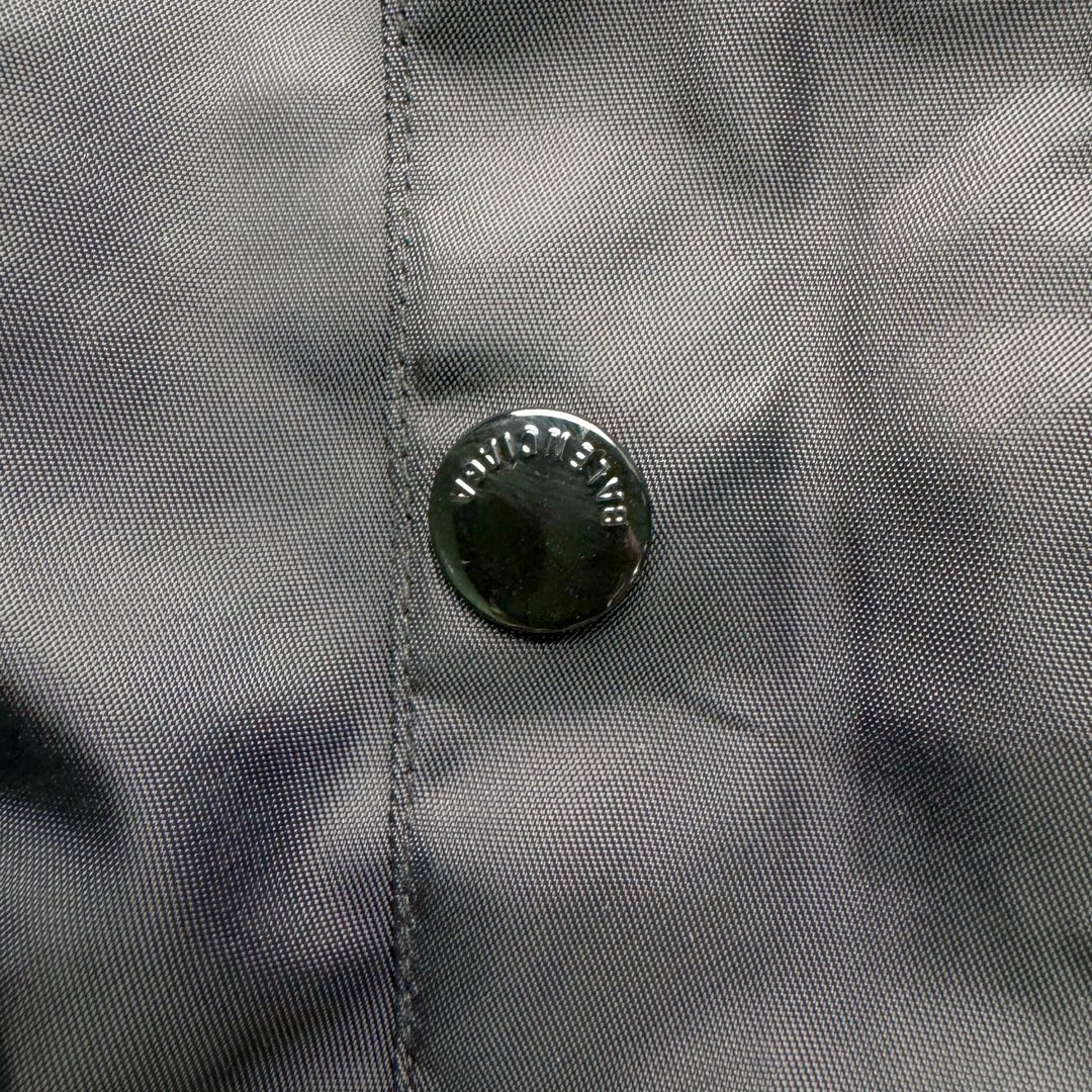 图片[8]-Balenciaga SS23 巴黎世家TAPE TYPE系列 Logo字母印花防晒连帽夹克外套 原23000购入 面料表用采用锦纶100%尼龙面料 内里增加夹棉进行复合薄棉300克 让整件衣服更加有维度 可乐前幅图案采用苞芯立体刺绣工艺 后幅为田岛机万针刺绣 开模刻字开合按扣 手臂褶皱堆叠效果 罗纹采用两种不同工艺进行双层编织 OS宽松廓形 上身有型质感好 凹造型必备单品 尺码：S M L-选品中心