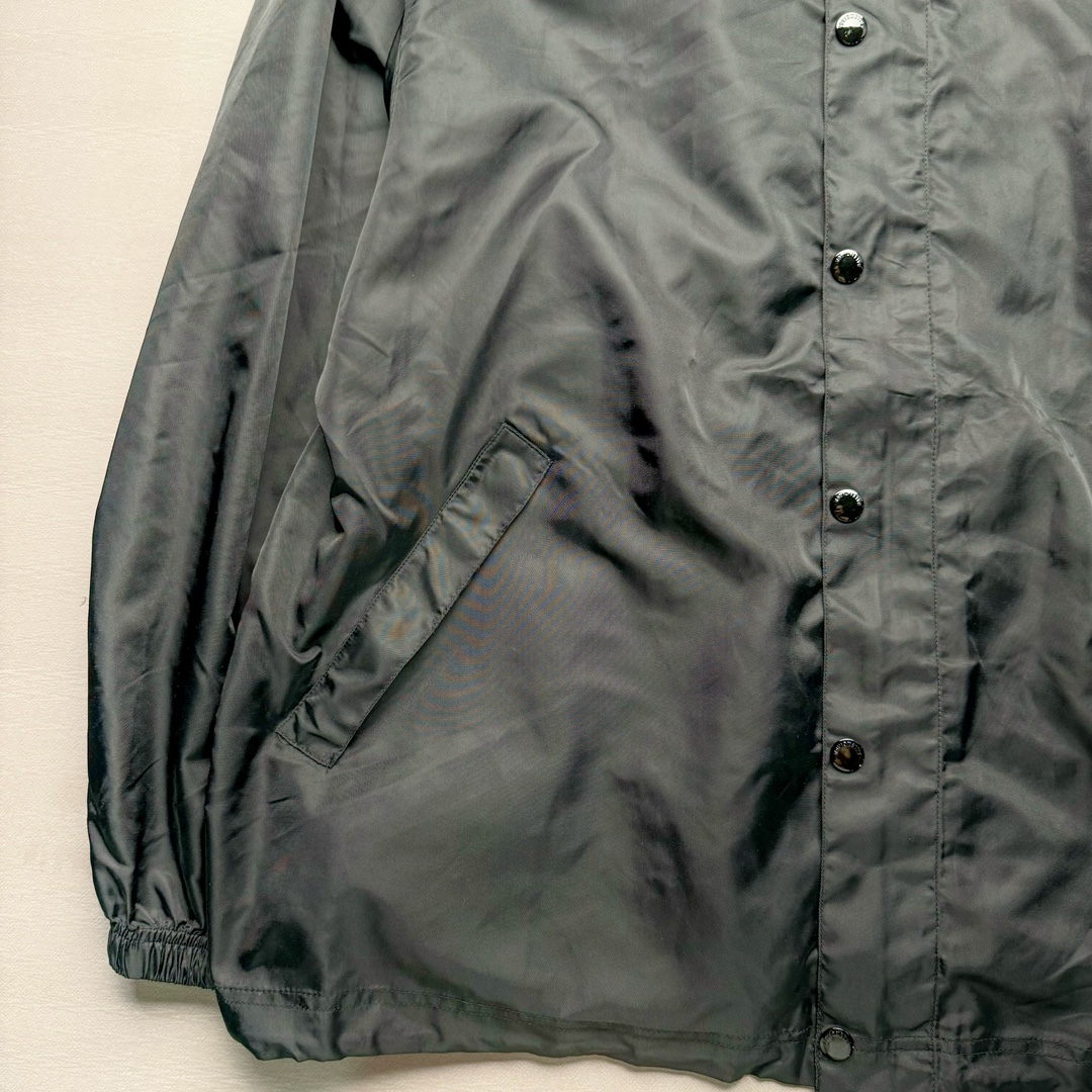 图片[4]-Balenciaga SS23 巴黎世家TAPE TYPE系列 Logo字母印花防晒连帽夹克外套 原23000购入 面料表用采用锦纶100%尼龙面料 内里增加夹棉进行复合薄棉300克 让整件衣服更加有维度 可乐前幅图案采用苞芯立体刺绣工艺 后幅为田岛机万针刺绣 开模刻字开合按扣 手臂褶皱堆叠效果 罗纹采用两种不同工艺进行双层编织 OS宽松廓形 上身有型质感好 凹造型必备单品 尺码：S M L-选品中心