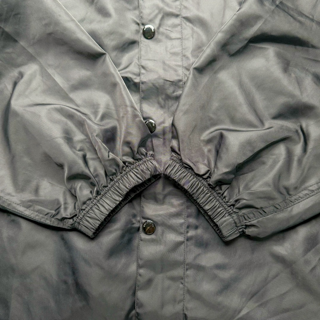 图片[7]-Balenciaga SS23 巴黎世家TAPE TYPE系列 Logo字母印花防晒连帽夹克外套 原23000购入 面料表用采用锦纶100%尼龙面料 内里增加夹棉进行复合薄棉300克 让整件衣服更加有维度 可乐前幅图案采用苞芯立体刺绣工艺 后幅为田岛机万针刺绣 开模刻字开合按扣 手臂褶皱堆叠效果 罗纹采用两种不同工艺进行双层编织 OS宽松廓形 上身有型质感好 凹造型必备单品 尺码：S M L-选品中心