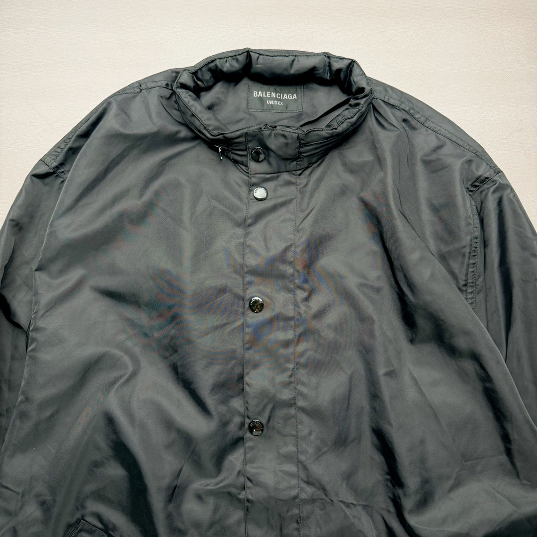 图片[3]-Balenciaga SS23 巴黎世家TAPE TYPE系列 Logo字母印花防晒连帽夹克外套 原23000购入 面料表用采用锦纶100%尼龙面料 内里增加夹棉进行复合薄棉300克 让整件衣服更加有维度 可乐前幅图案采用苞芯立体刺绣工艺 后幅为田岛机万针刺绣 开模刻字开合按扣 手臂褶皱堆叠效果 罗纹采用两种不同工艺进行双层编织 OS宽松廓形 上身有型质感好 凹造型必备单品 尺码：S M L-选品中心