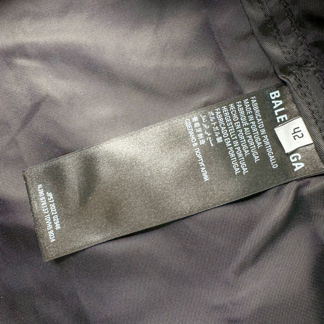 图片[12]-Balenciaga SS23 巴黎世家TAPE TYPE系列 Logo字母印花防晒连帽夹克外套 原23000购入 面料表用采用锦纶100%尼龙面料 内里增加夹棉进行复合薄棉300克 让整件衣服更加有维度 可乐前幅图案采用苞芯立体刺绣工艺 后幅为田岛机万针刺绣 开模刻字开合按扣 手臂褶皱堆叠效果 罗纹采用两种不同工艺进行双层编织 OS宽松廓形 上身有型质感好 凹造型必备单品 尺码：S M L-选品中心