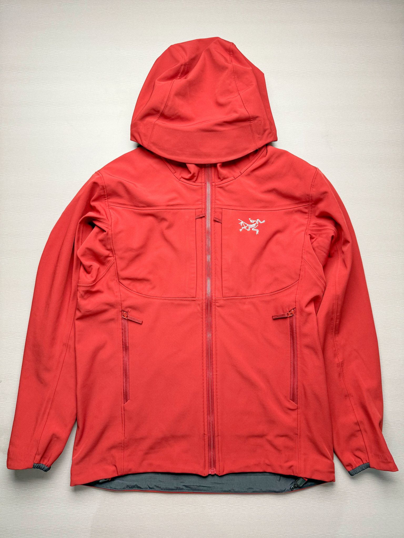 ＃TZD Arcteryx GAMMA MX Hoody 始祖鸟户外运动抗风雪混合天气场景透气保暖耐磨连帽夹克加绒冲锋衣 软壳中的旗舰款 原版面料定织开发长达半年 正面科技涂层反面还原高克重拉绒 凸显保暖性 内里全压胶封 原版一致工艺 防水指数28000mm 区别市面各种偷工减料版 百灵达航机刺绣 实拍自鉴 尺码：S M L XL XXL-选品中心