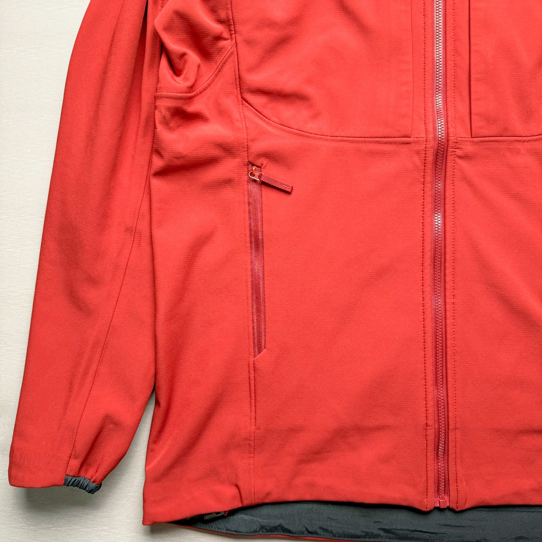 图片[7]-＃TZD Arcteryx GAMMA MX Hoody 始祖鸟户外运动抗风雪混合天气场景透气保暖耐磨连帽夹克加绒冲锋衣 软壳中的旗舰款 原版面料定织开发长达半年 正面科技涂层反面还原高克重拉绒 凸显保暖性 内里全压胶封 原版一致工艺 防水指数28000mm 区别市面各种偷工减料版 百灵达航机刺绣 实拍自鉴 尺码：S M L XL XXL-选品中心