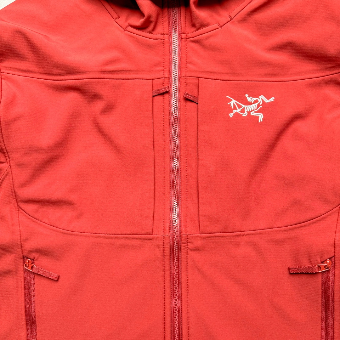 图片[8]-＃TZD Arcteryx GAMMA MX Hoody 始祖鸟户外运动抗风雪混合天气场景透气保暖耐磨连帽夹克加绒冲锋衣 软壳中的旗舰款 原版面料定织开发长达半年 正面科技涂层反面还原高克重拉绒 凸显保暖性 内里全压胶封 原版一致工艺 防水指数28000mm 区别市面各种偷工减料版 百灵达航机刺绣 实拍自鉴 尺码：S M L XL XXL-选品中心