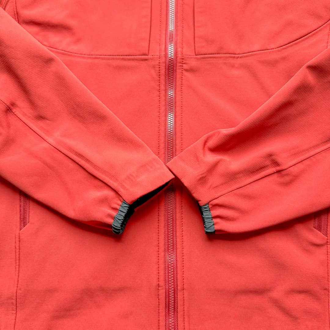 图片[9]-＃TZD Arcteryx GAMMA MX Hoody 始祖鸟户外运动抗风雪混合天气场景透气保暖耐磨连帽夹克加绒冲锋衣 软壳中的旗舰款 原版面料定织开发长达半年 正面科技涂层反面还原高克重拉绒 凸显保暖性 内里全压胶封 原版一致工艺 防水指数28000mm 区别市面各种偷工减料版 百灵达航机刺绣 实拍自鉴 尺码：S M L XL XXL-选品中心