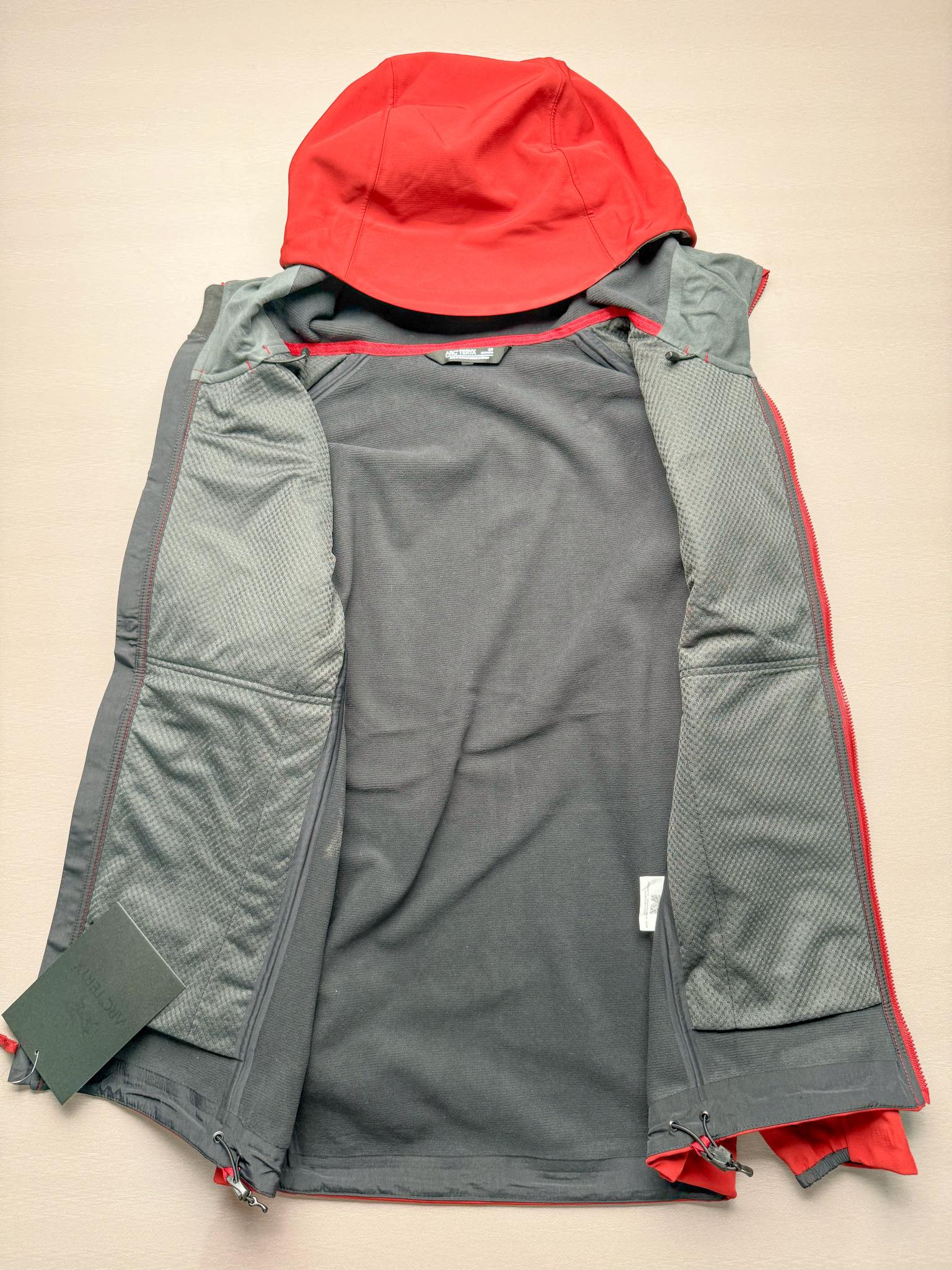 图片[3]-＃TZD Arcteryx GAMMA MX Hoody 始祖鸟户外运动抗风雪混合天气场景透气保暖耐磨连帽夹克加绒冲锋衣 软壳中的旗舰款 原版面料定织开发长达半年 正面科技涂层反面还原高克重拉绒 凸显保暖性 内里全压胶封 原版一致工艺 防水指数28000mm 区别市面各种偷工减料版 百灵达航机刺绣 实拍自鉴 尺码：S M L XL XXL-选品中心