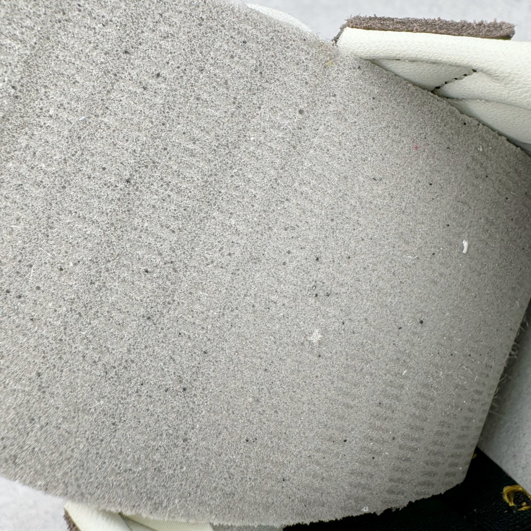 图片[10]-＃CS AD Wmns SL72 OG 系列德训足球风百搭低帮休闲运动板鞋 JI2490 采用高弹EVA+MODEL+RB三层组合底 区别市面RB一体大底 三层组合鞋底重量与原鞋一致 Originals 将有「T 头鞋」造型的诞生于 1972 年的 SL72 鞋款复刻带回 各位买鞋又有新选择了 1972 年 SL72 问世后 引领了后来阿迪达斯的跑鞋发展方向 其中「SL」代表了 Super Light 彰显了产品轻便的特性 1972 年 SL72 问世后 引领了后来阿迪达斯的跑鞋发展方向 其中「SL」代表了 Super Light 彰显了产品轻便的特性 这次 Originals 延续其轻质经典的基因 带来男女两款 SL72 男生款带来 SL72 RS 鞋型 RS 意为 Reshaped（重塑）鞋款在保留了经典的外观基础上 在尼龙材质里增加了填充物 使鞋型更加挺立和饱满 鞋头则更加圆润 鞋底的 EVA 材质则增加了鞋款的高度 女生款则带来 SL72 OG W 鞋型 OG 顾名思义则是致敬经典款式 相较于 RS（Reshaped）鞋款 鞋身更加纤细 其整体鞋身轮廓、线条、细节、材质上尊崇 70 年代 SL72 的设计 还原经典味道 尺码：36 36⅔ 37⅓ 38 38⅔ 39⅓ 40 40⅔ 41⅓ 42 42⅔ 43⅓ 44 44⅔ 45-选品中心