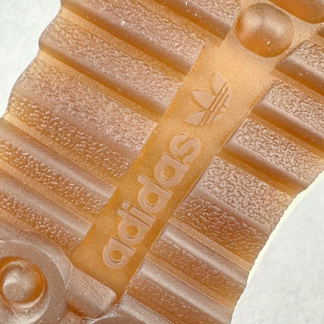 图片[20]-＃CS AD Wmns SL72 OG 系列德训足球风百搭低帮休闲运动板鞋 JI2490 采用高弹EVA+MODEL+RB三层组合底 区别市面RB一体大底 三层组合鞋底重量与原鞋一致 Originals 将有「T 头鞋」造型的诞生于 1972 年的 SL72 鞋款复刻带回 各位买鞋又有新选择了 1972 年 SL72 问世后 引领了后来阿迪达斯的跑鞋发展方向 其中「SL」代表了 Super Light 彰显了产品轻便的特性 1972 年 SL72 问世后 引领了后来阿迪达斯的跑鞋发展方向 其中「SL」代表了 Super Light 彰显了产品轻便的特性 这次 Originals 延续其轻质经典的基因 带来男女两款 SL72 男生款带来 SL72 RS 鞋型 RS 意为 Reshaped（重塑）鞋款在保留了经典的外观基础上 在尼龙材质里增加了填充物 使鞋型更加挺立和饱满 鞋头则更加圆润 鞋底的 EVA 材质则增加了鞋款的高度 女生款则带来 SL72 OG W 鞋型 OG 顾名思义则是致敬经典款式 相较于 RS（Reshaped）鞋款 鞋身更加纤细 其整体鞋身轮廓、线条、细节、材质上尊崇 70 年代 SL72 的设计 还原经典味道 尺码：36 36⅔ 37⅓ 38 38⅔ 39⅓ 40 40⅔ 41⅓ 42 42⅔ 43⅓ 44 44⅔ 45-选品中心