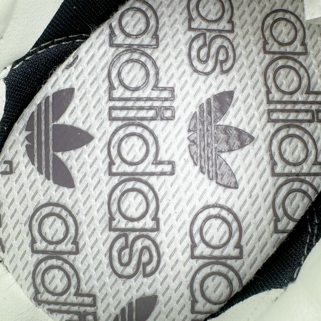 图片[13]-＃CS AD Wmns SL72 OG 系列德训足球风百搭低帮休闲运动板鞋 JI2490 采用高弹EVA+MODEL+RB三层组合底 区别市面RB一体大底 三层组合鞋底重量与原鞋一致 Originals 将有「T 头鞋」造型的诞生于 1972 年的 SL72 鞋款复刻带回 各位买鞋又有新选择了 1972 年 SL72 问世后 引领了后来阿迪达斯的跑鞋发展方向 其中「SL」代表了 Super Light 彰显了产品轻便的特性 1972 年 SL72 问世后 引领了后来阿迪达斯的跑鞋发展方向 其中「SL」代表了 Super Light 彰显了产品轻便的特性 这次 Originals 延续其轻质经典的基因 带来男女两款 SL72 男生款带来 SL72 RS 鞋型 RS 意为 Reshaped（重塑）鞋款在保留了经典的外观基础上 在尼龙材质里增加了填充物 使鞋型更加挺立和饱满 鞋头则更加圆润 鞋底的 EVA 材质则增加了鞋款的高度 女生款则带来 SL72 OG W 鞋型 OG 顾名思义则是致敬经典款式 相较于 RS（Reshaped）鞋款 鞋身更加纤细 其整体鞋身轮廓、线条、细节、材质上尊崇 70 年代 SL72 的设计 还原经典味道 尺码：36 36⅔ 37⅓ 38 38⅔ 39⅓ 40 40⅔ 41⅓ 42 42⅔ 43⅓ 44 44⅔ 45-选品中心