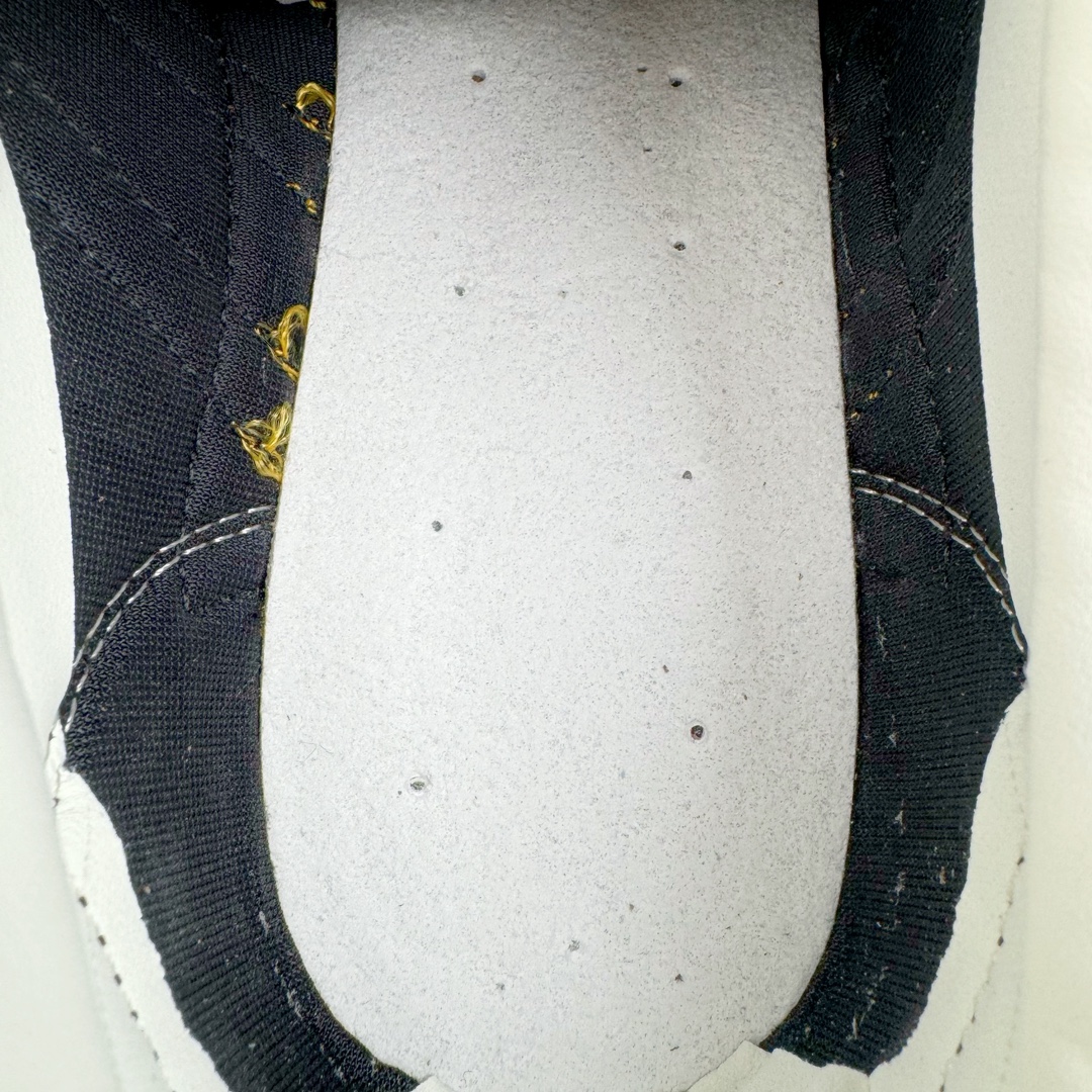 图片[11]-＃CS AD Wmns SL72 OG 系列德训足球风百搭低帮休闲运动板鞋 JI2490 采用高弹EVA+MODEL+RB三层组合底 区别市面RB一体大底 三层组合鞋底重量与原鞋一致 Originals 将有「T 头鞋」造型的诞生于 1972 年的 SL72 鞋款复刻带回 各位买鞋又有新选择了 1972 年 SL72 问世后 引领了后来阿迪达斯的跑鞋发展方向 其中「SL」代表了 Super Light 彰显了产品轻便的特性 1972 年 SL72 问世后 引领了后来阿迪达斯的跑鞋发展方向 其中「SL」代表了 Super Light 彰显了产品轻便的特性 这次 Originals 延续其轻质经典的基因 带来男女两款 SL72 男生款带来 SL72 RS 鞋型 RS 意为 Reshaped（重塑）鞋款在保留了经典的外观基础上 在尼龙材质里增加了填充物 使鞋型更加挺立和饱满 鞋头则更加圆润 鞋底的 EVA 材质则增加了鞋款的高度 女生款则带来 SL72 OG W 鞋型 OG 顾名思义则是致敬经典款式 相较于 RS（Reshaped）鞋款 鞋身更加纤细 其整体鞋身轮廓、线条、细节、材质上尊崇 70 年代 SL72 的设计 还原经典味道 尺码：36 36⅔ 37⅓ 38 38⅔ 39⅓ 40 40⅔ 41⅓ 42 42⅔ 43⅓ 44 44⅔ 45-选品中心