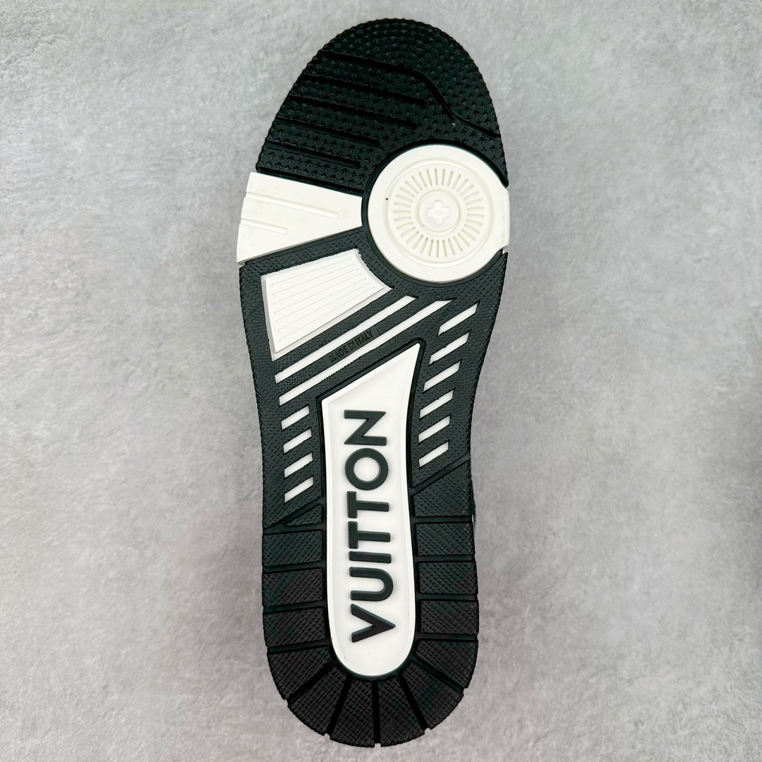 图片[9]-＃FS Louis Vuitton Trainer lv时装走秀运动鞋 实力大厂出品 平台专供 成熟的做工稳定的品控 完美鞋型超高的清洁度 零毛边线头瑕疵 全套原楦原纸版原鞋开模 全网最具灵魂的版型 正确原装黄色鞋盒 正确中底印花 鞋面印花3D高频深度立体 全鞋电脑针车 紧密相连 针距密度一致 环保乳胶注塑鞋垫 厚度脚感还原原版 皮面裁剪部位 统一油边封口工艺 原装橡胶大底含胶量大底组合零偏差 专柜全套包装 防尘袋 说明书 质保卡 男女鞋 尺码：35 36 37 38 39 40 41 42 43 44 45-选品中心