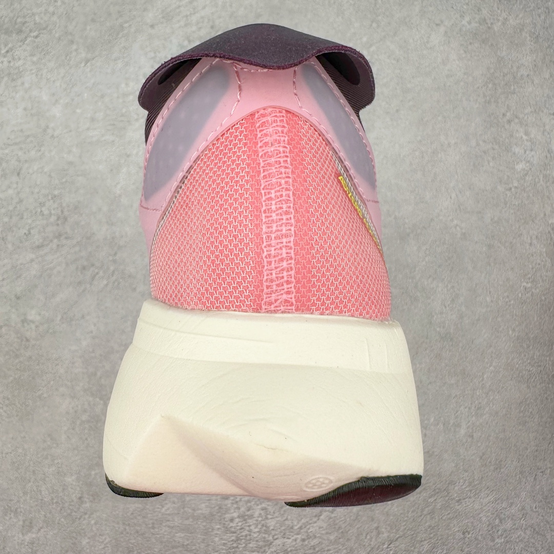 图片[8]-AD Adizero Adios Pro 3 马拉松竞速专业跑鞋 ID3633 CELERMESH针织网面非常轻薄 纤维间的缝隙很大 可以保证跑步时的透气、排汗效果 鞋舌直接与两侧的内衬和鞋底连接在一起 在跑步过程中不会被鞋舌的左右移动所困扰 在标准鞋带孔的基础上再拓宽一组鞋带孔 适合不同脚型的需求 突破性 EnergyRods 技术，有助于跑者实现更好的成绩 中底独特的LIGHTSTRIKE PRO泡棉材质 微弹感觉在跑步过程中给予了良好的支撑体验 对于顶级精英和高水平进阶跑者来说 ADIOS PRO是一双值得信赖的竞速比赛用鞋 尺码：36 36.5 37.5 38 38.5 39 40 40.5 41 42 42.5 43 44 44.5 45-选品中心