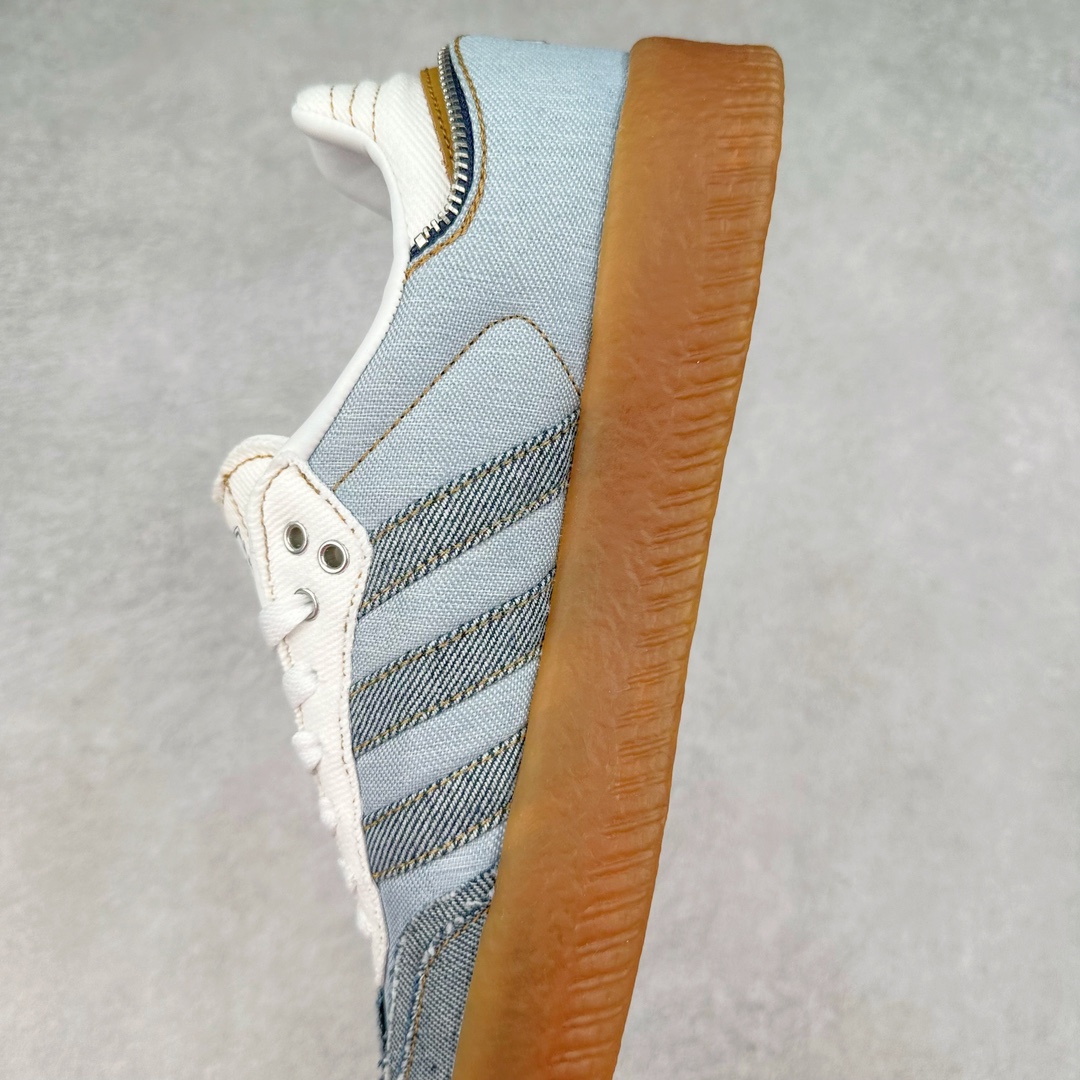 图片[7]-AD Samba XLG 桑巴舞加大厚底版系列德训风百搭松糕休闲运动板鞋生胶底 II0001 自Originals Samba成功借势Blokecore风潮一跃成为街头巷尾的焦点鞋款后,不论是围绕Samba本身打造的各式「变种版本」,还是以Samba为蓝本打造联名鞋款,都成为了时尚潮流人士日常穿搭首选。Samba XLG是adidas Originals不断扩展XLG系列的一部分,旨在与年轻文化相契合,迎合那些希望通过个性时尚表达自我而不愿牺牲舒适度的年轻群体。街头时尚领域的Gen Z特别偏爱宽松的穿着风格。Samba XLG针对这一点做了创新。它在延续Samba OG经典设计的基础上,迎合年轻群体的穿着习惯,重塑为宽大的鞋身比例轮廓以及加厚中底,让消费者轻松展示自己独特的风格。全新的Samba XLG系列不仅迎合了当下年轻群体的穿搭习惯,加宽了鞋身比例以及将中底进一步增厚,在视觉比例上更加饱满,同时还保留了经典Samba的细节,这样一来,鞋迷朋友在穿搭上不仅能更加个性化,而且还能延续一定的复古感受。尺码：36 36⅔ 37⅓ 38 38⅔ 39⅓ 40 40⅔ 41⅓ 42 42⅔ 43⅓ 44 45-选品中心