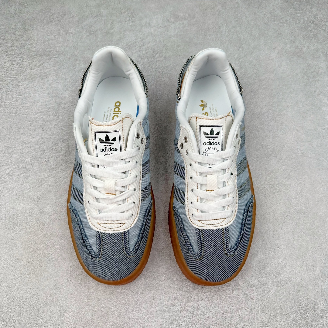 图片[2]-AD Samba XLG 桑巴舞加大厚底版系列德训风百搭松糕休闲运动板鞋生胶底 II0001 自Originals Samba成功借势Blokecore风潮一跃成为街头巷尾的焦点鞋款后,不论是围绕Samba本身打造的各式「变种版本」,还是以Samba为蓝本打造联名鞋款,都成为了时尚潮流人士日常穿搭首选。Samba XLG是adidas Originals不断扩展XLG系列的一部分,旨在与年轻文化相契合,迎合那些希望通过个性时尚表达自我而不愿牺牲舒适度的年轻群体。街头时尚领域的Gen Z特别偏爱宽松的穿着风格。Samba XLG针对这一点做了创新。它在延续Samba OG经典设计的基础上,迎合年轻群体的穿着习惯,重塑为宽大的鞋身比例轮廓以及加厚中底,让消费者轻松展示自己独特的风格。全新的Samba XLG系列不仅迎合了当下年轻群体的穿搭习惯,加宽了鞋身比例以及将中底进一步增厚,在视觉比例上更加饱满,同时还保留了经典Samba的细节,这样一来,鞋迷朋友在穿搭上不仅能更加个性化,而且还能延续一定的复古感受。尺码：36 36⅔ 37⅓ 38 38⅔ 39⅓ 40 40⅔ 41⅓ 42 42⅔ 43⅓ 44 45-选品中心