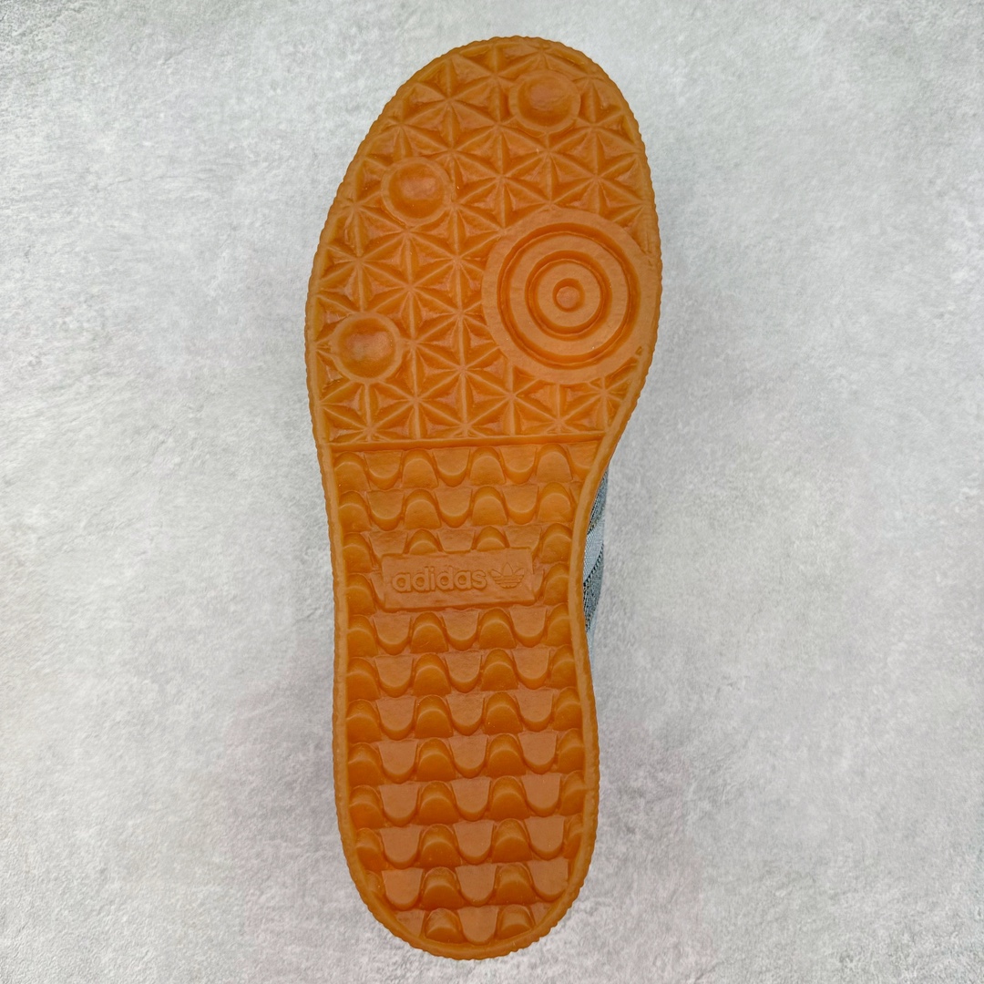 图片[9]-AD Samba XLG 桑巴舞加大厚底版系列德训风百搭松糕休闲运动板鞋生胶底 II0001 自Originals Samba成功借势Blokecore风潮一跃成为街头巷尾的焦点鞋款后,不论是围绕Samba本身打造的各式「变种版本」,还是以Samba为蓝本打造联名鞋款,都成为了时尚潮流人士日常穿搭首选。Samba XLG是adidas Originals不断扩展XLG系列的一部分,旨在与年轻文化相契合,迎合那些希望通过个性时尚表达自我而不愿牺牲舒适度的年轻群体。街头时尚领域的Gen Z特别偏爱宽松的穿着风格。Samba XLG针对这一点做了创新。它在延续Samba OG经典设计的基础上,迎合年轻群体的穿着习惯,重塑为宽大的鞋身比例轮廓以及加厚中底,让消费者轻松展示自己独特的风格。全新的Samba XLG系列不仅迎合了当下年轻群体的穿搭习惯,加宽了鞋身比例以及将中底进一步增厚,在视觉比例上更加饱满,同时还保留了经典Samba的细节,这样一来,鞋迷朋友在穿搭上不仅能更加个性化,而且还能延续一定的复古感受。尺码：36 36⅔ 37⅓ 38 38⅔ 39⅓ 40 40⅔ 41⅓ 42 42⅔ 43⅓ 44 45-选品中心