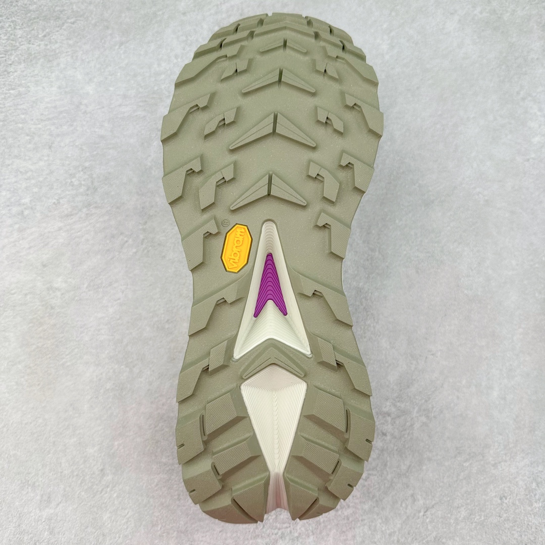 图片[9]-HOKA SKYLINE-FLOAT X 为HOKA首双搭载PeBax推进板的户外登山鞋，为近期大受欢迎的快速登山趋势打造，可同时对应越野跑与快速登山需求。90%蓖麻油提炼制造的Pebax推进版，搭配以甘蔗材质提炼的双密度EVA中底，为登山者带来源源不绝的前进能量。后跟外侧加长的Swallowtail Heel燕尾设计，同时提供上坡有感推进力、下坡步态更顺畅转换的快速登山新体验，适合想尝试轻量化登山，追求快速登山，但希望同时保持支撑推进力的族群。SKYLINE-FLOAT X使用Vibram黄金大底XS Trek复合橡胶成分，兼具耐磨与抓地力，搭配全新设计的5mm大底鞋齿与鞋纹，让克服崎岖地形更轻松，落地更稳定。 尺码：36 36.5 37.5 38 38.5 39 40 40.5 41 42 42.5 43 44 44.5 45-选品中心