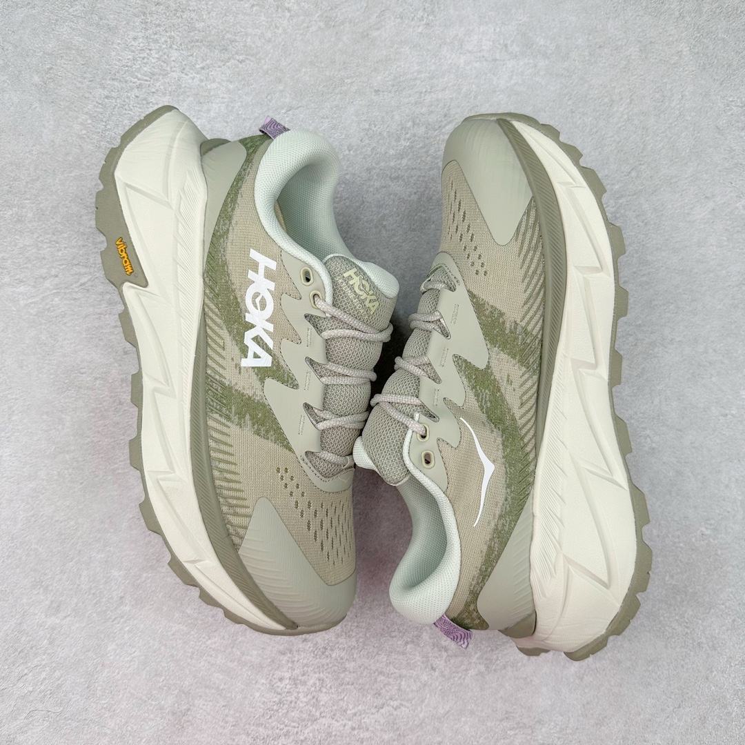 图片[3]-HOKA SKYLINE-FLOAT X 为HOKA首双搭载PeBax推进板的户外登山鞋，为近期大受欢迎的快速登山趋势打造，可同时对应越野跑与快速登山需求。90%蓖麻油提炼制造的Pebax推进版，搭配以甘蔗材质提炼的双密度EVA中底，为登山者带来源源不绝的前进能量。后跟外侧加长的Swallowtail Heel燕尾设计，同时提供上坡有感推进力、下坡步态更顺畅转换的快速登山新体验，适合想尝试轻量化登山，追求快速登山，但希望同时保持支撑推进力的族群。SKYLINE-FLOAT X使用Vibram黄金大底XS Trek复合橡胶成分，兼具耐磨与抓地力，搭配全新设计的5mm大底鞋齿与鞋纹，让克服崎岖地形更轻松，落地更稳定。 尺码：36 36.5 37.5 38 38.5 39 40 40.5 41 42 42.5 43 44 44.5 45-选品中心