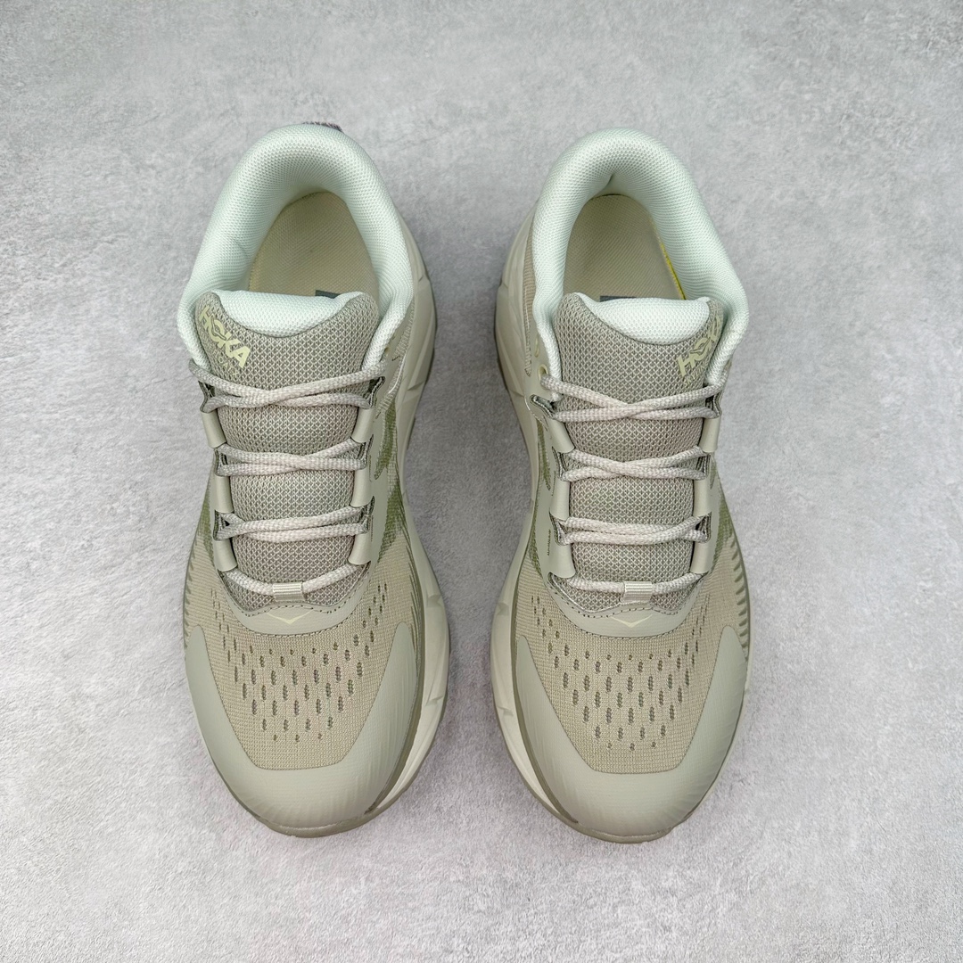 图片[2]-HOKA SKYLINE-FLOAT X 为HOKA首双搭载PeBax推进板的户外登山鞋，为近期大受欢迎的快速登山趋势打造，可同时对应越野跑与快速登山需求。90%蓖麻油提炼制造的Pebax推进版，搭配以甘蔗材质提炼的双密度EVA中底，为登山者带来源源不绝的前进能量。后跟外侧加长的Swallowtail Heel燕尾设计，同时提供上坡有感推进力、下坡步态更顺畅转换的快速登山新体验，适合想尝试轻量化登山，追求快速登山，但希望同时保持支撑推进力的族群。SKYLINE-FLOAT X使用Vibram黄金大底XS Trek复合橡胶成分，兼具耐磨与抓地力，搭配全新设计的5mm大底鞋齿与鞋纹，让克服崎岖地形更轻松，落地更稳定。 尺码：36 36.5 37.5 38 38.5 39 40 40.5 41 42 42.5 43 44 44.5 45-选品中心