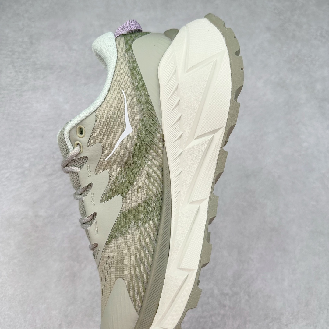 图片[7]-HOKA SKYLINE-FLOAT X 为HOKA首双搭载PeBax推进板的户外登山鞋，为近期大受欢迎的快速登山趋势打造，可同时对应越野跑与快速登山需求。90%蓖麻油提炼制造的Pebax推进版，搭配以甘蔗材质提炼的双密度EVA中底，为登山者带来源源不绝的前进能量。后跟外侧加长的Swallowtail Heel燕尾设计，同时提供上坡有感推进力、下坡步态更顺畅转换的快速登山新体验，适合想尝试轻量化登山，追求快速登山，但希望同时保持支撑推进力的族群。SKYLINE-FLOAT X使用Vibram黄金大底XS Trek复合橡胶成分，兼具耐磨与抓地力，搭配全新设计的5mm大底鞋齿与鞋纹，让克服崎岖地形更轻松，落地更稳定。 尺码：36 36.5 37.5 38 38.5 39 40 40.5 41 42 42.5 43 44 44.5 45-选品中心