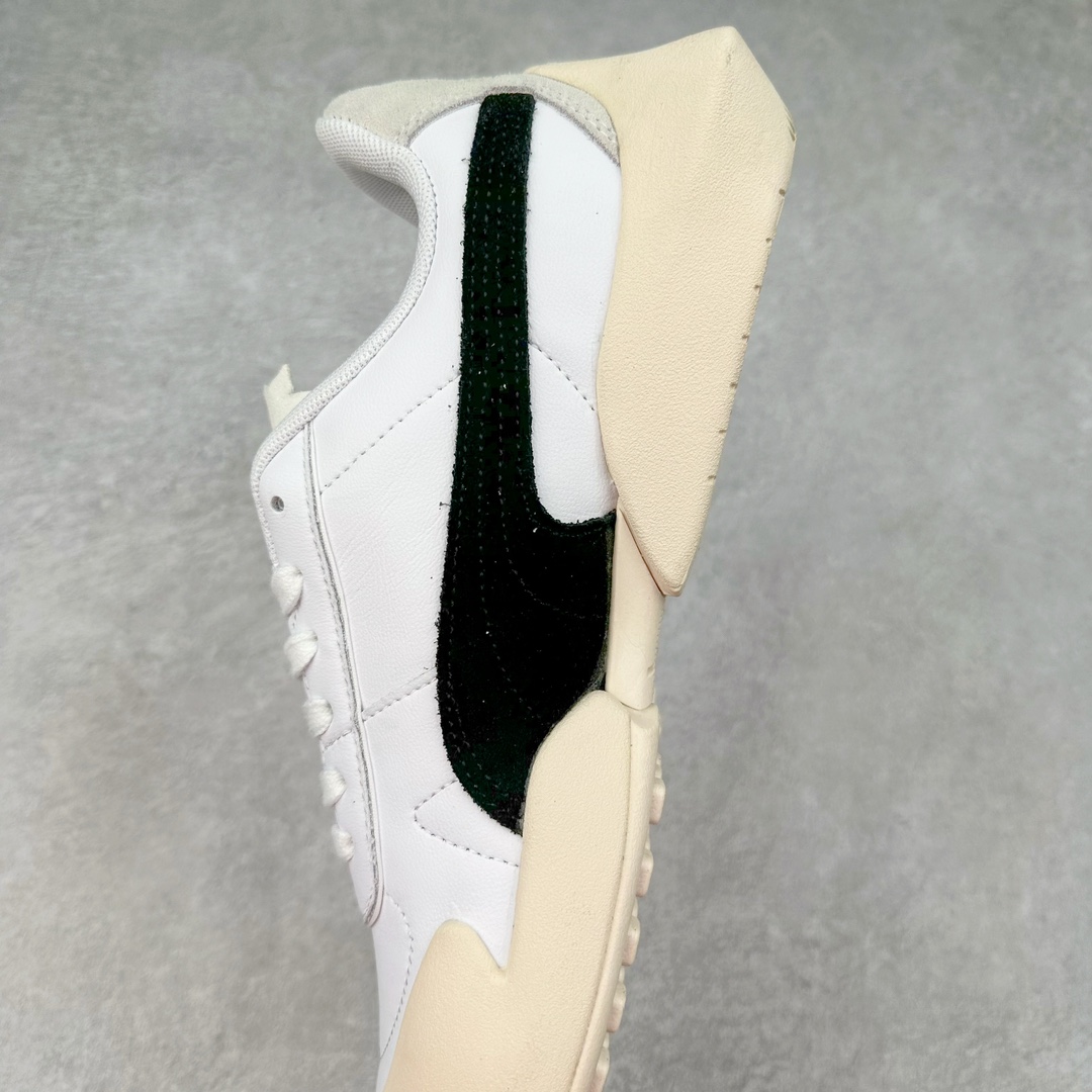 图片[7]-PUMA Vaderon Clean 彪马维德·克林系列低帮德训异型机能风扭扭休闲运动鞋 在复古风潮的推动下，最近德训鞋凭借着出色的颜值悄悄走红，备受各路玩家喜爱。近期，PUMA 为我们带来了一双集复古、摩登于一身的「PUMA Vaderon」，颜值可谓相当能打。整双鞋以传统的低帮造型呈现，采用做旧白色搭配生胶的造型，经典造型非常适合夏季穿着。鞋头的 T 字德训鞋设计复古味道十足，搭配包覆式鞋头，颇具个性。以皮革搭配磨砂皮包裹鞋面，保证优秀质感的同时，看上去层次也十分丰富。但要说最亮眼的还得是这不规则轮廓后跟，将现代化审美带入复古鞋型，勾勒起了强烈的视觉冲击。宽大的后跟设计搭配细长的德训鞋型，增高瘦腿的效果不必多说，对于爱美的小姐姐来说实在是太合适了。外底部分还原了德训鞋最具代表性的生胶大底，并采用多种纹路设计，兼具耐穿和稳定性。上脚后的第一感觉就是「贴地感」，搭配上外底的造型可以说稳定感十足，也有着超过大部分鞋的路感反馈。平心而论，此前德训鞋型大多是由价格不菲的奢侈品牌推出，也因此 PUMA Vaderon 也有着与生俱来的「old money」气质。尺码：35.5 36 37 37.5 38 38.5 39 40 40.5 41 42 42.5 43 44 45-选品中心