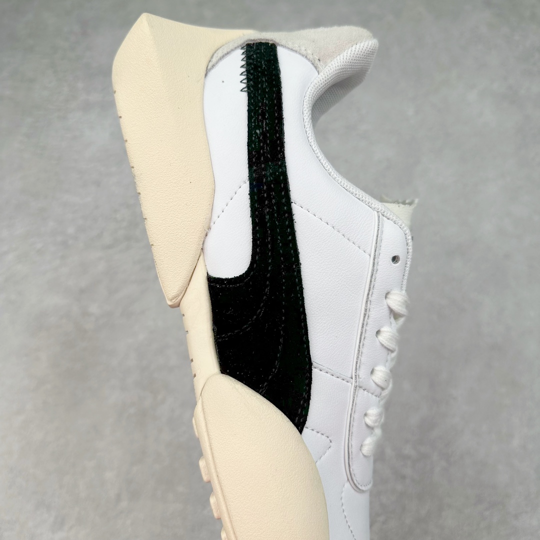 图片[6]-PUMA Vaderon Clean 彪马维德·克林系列低帮德训异型机能风扭扭休闲运动鞋 在复古风潮的推动下，最近德训鞋凭借着出色的颜值悄悄走红，备受各路玩家喜爱。近期，PUMA 为我们带来了一双集复古、摩登于一身的「PUMA Vaderon」，颜值可谓相当能打。整双鞋以传统的低帮造型呈现，采用做旧白色搭配生胶的造型，经典造型非常适合夏季穿着。鞋头的 T 字德训鞋设计复古味道十足，搭配包覆式鞋头，颇具个性。以皮革搭配磨砂皮包裹鞋面，保证优秀质感的同时，看上去层次也十分丰富。但要说最亮眼的还得是这不规则轮廓后跟，将现代化审美带入复古鞋型，勾勒起了强烈的视觉冲击。宽大的后跟设计搭配细长的德训鞋型，增高瘦腿的效果不必多说，对于爱美的小姐姐来说实在是太合适了。外底部分还原了德训鞋最具代表性的生胶大底，并采用多种纹路设计，兼具耐穿和稳定性。上脚后的第一感觉就是「贴地感」，搭配上外底的造型可以说稳定感十足，也有着超过大部分鞋的路感反馈。平心而论，此前德训鞋型大多是由价格不菲的奢侈品牌推出，也因此 PUMA Vaderon 也有着与生俱来的「old money」气质。尺码：35.5 36 37 37.5 38 38.5 39 40 40.5 41 42 42.5 43 44 45-选品中心