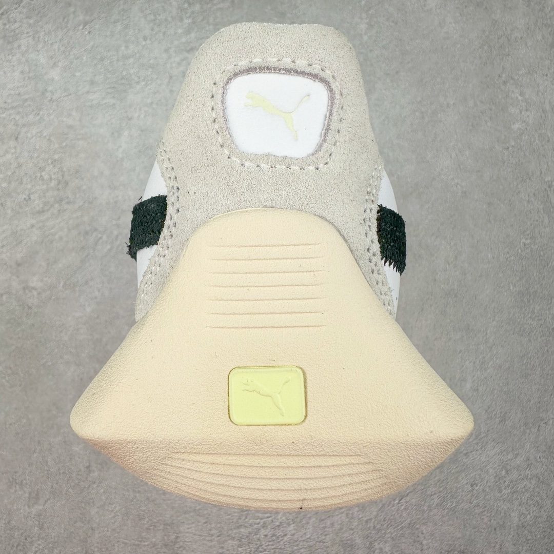 图片[8]-PUMA Vaderon Clean 彪马维德·克林系列低帮德训异型机能风扭扭休闲运动鞋 在复古风潮的推动下，最近德训鞋凭借着出色的颜值悄悄走红，备受各路玩家喜爱。近期，PUMA 为我们带来了一双集复古、摩登于一身的「PUMA Vaderon」，颜值可谓相当能打。整双鞋以传统的低帮造型呈现，采用做旧白色搭配生胶的造型，经典造型非常适合夏季穿着。鞋头的 T 字德训鞋设计复古味道十足，搭配包覆式鞋头，颇具个性。以皮革搭配磨砂皮包裹鞋面，保证优秀质感的同时，看上去层次也十分丰富。但要说最亮眼的还得是这不规则轮廓后跟，将现代化审美带入复古鞋型，勾勒起了强烈的视觉冲击。宽大的后跟设计搭配细长的德训鞋型，增高瘦腿的效果不必多说，对于爱美的小姐姐来说实在是太合适了。外底部分还原了德训鞋最具代表性的生胶大底，并采用多种纹路设计，兼具耐穿和稳定性。上脚后的第一感觉就是「贴地感」，搭配上外底的造型可以说稳定感十足，也有着超过大部分鞋的路感反馈。平心而论，此前德训鞋型大多是由价格不菲的奢侈品牌推出，也因此 PUMA Vaderon 也有着与生俱来的「old money」气质。尺码：35.5 36 37 37.5 38 38.5 39 40 40.5 41 42 42.5 43 44 45-选品中心